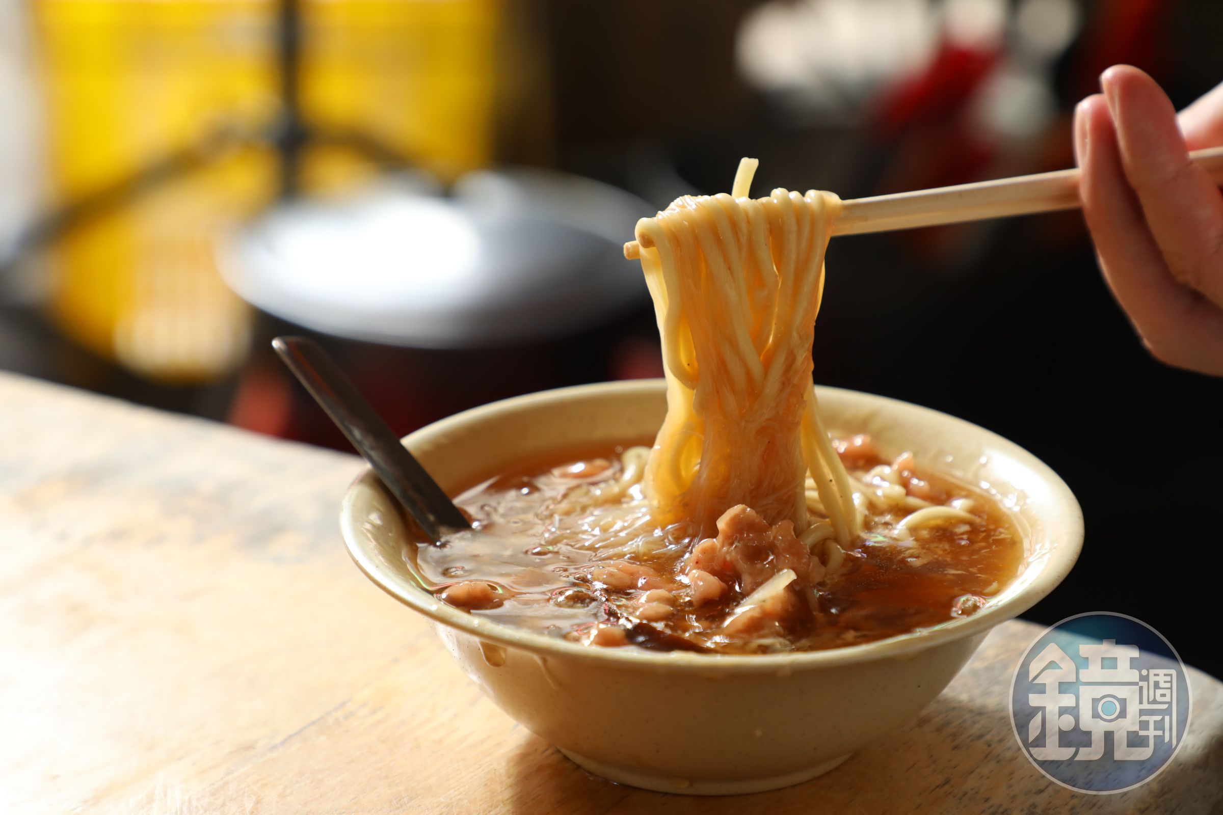 「香菇肉羹」醬色深，但味道鹹甘適中，肉羹鮮甜嫩口，混搭米粉、油麵更有飽足感。（55元／小碗）