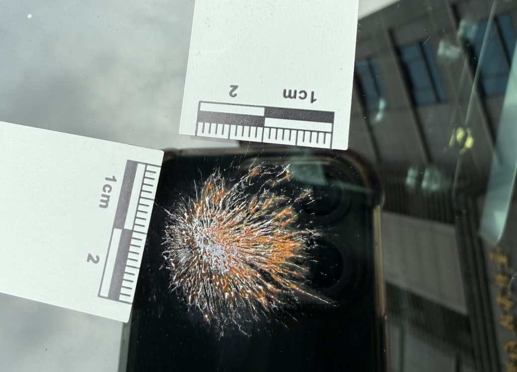 一名林姓女車主要開車時，發現前擋風玻璃出現疑似彈孔，焦急向警方報案，經確確認只是乾掉的鳥屎。（翻攝畫面）