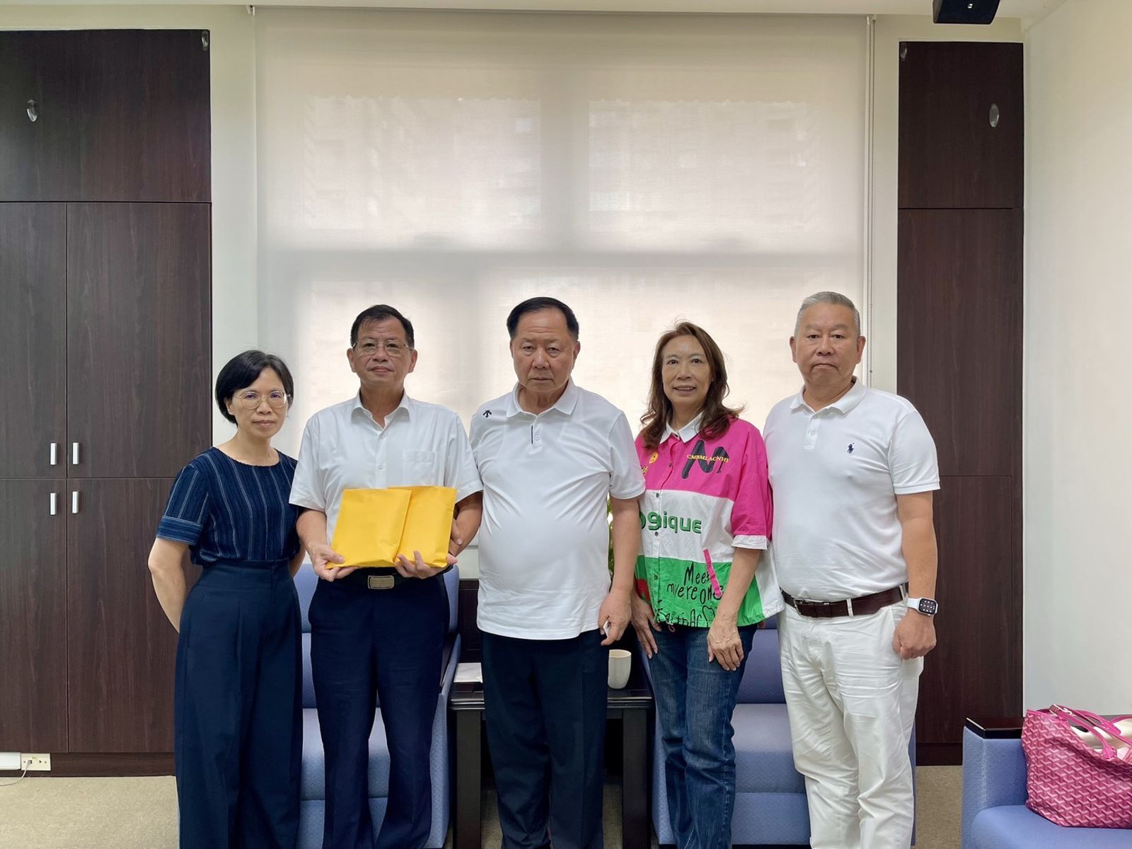薇閣文教公益基金會董事長李傳洪(左3),赴新北市消防局拜會局長陳崇岳,向2名勇消家屬致上每人30萬慰問金