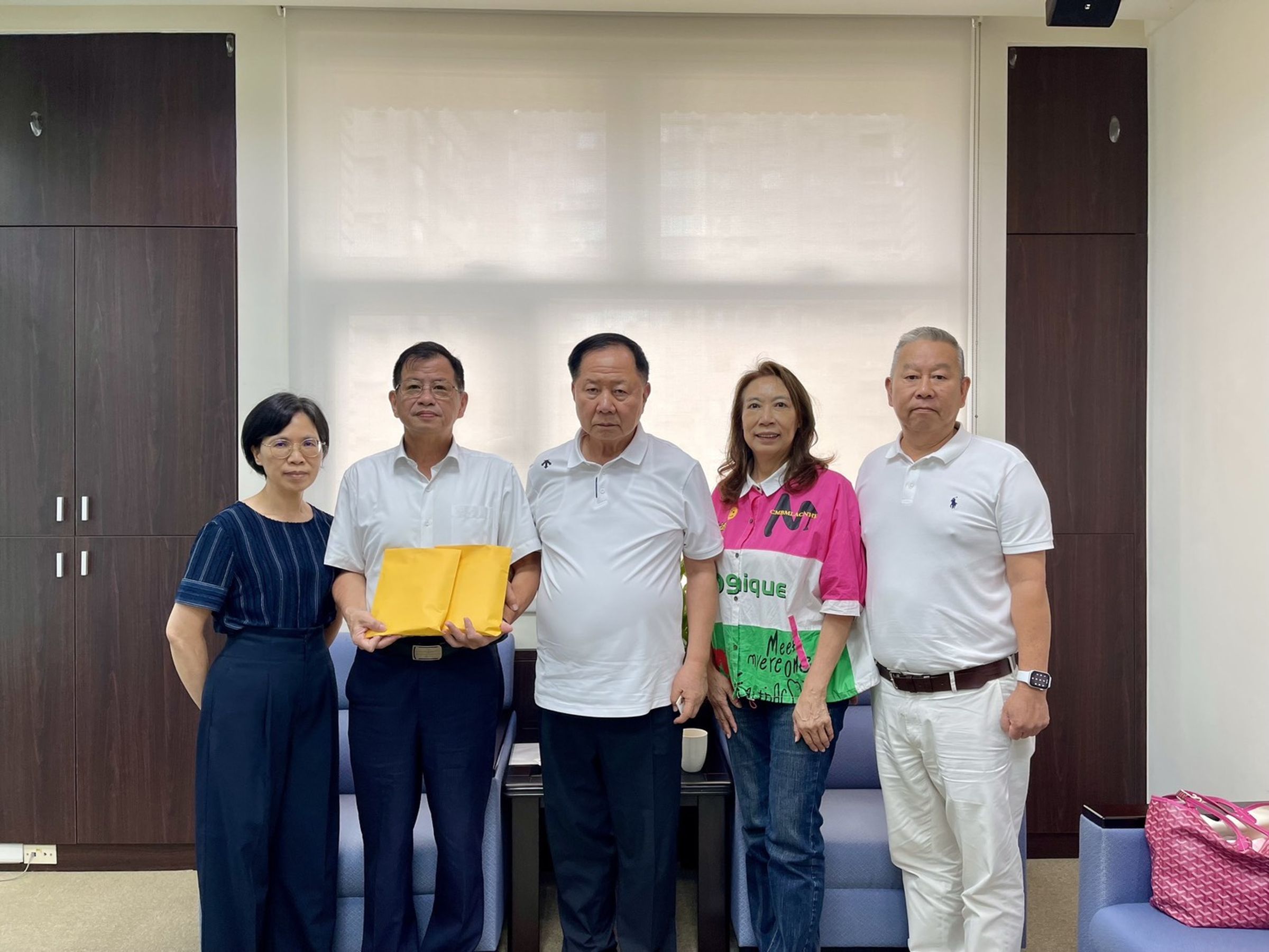 薇閣文教公益基金會董事長李傳洪(左3),赴新北市消防局拜會局長陳崇岳,向2名勇消家屬致上每人30萬慰問金。
