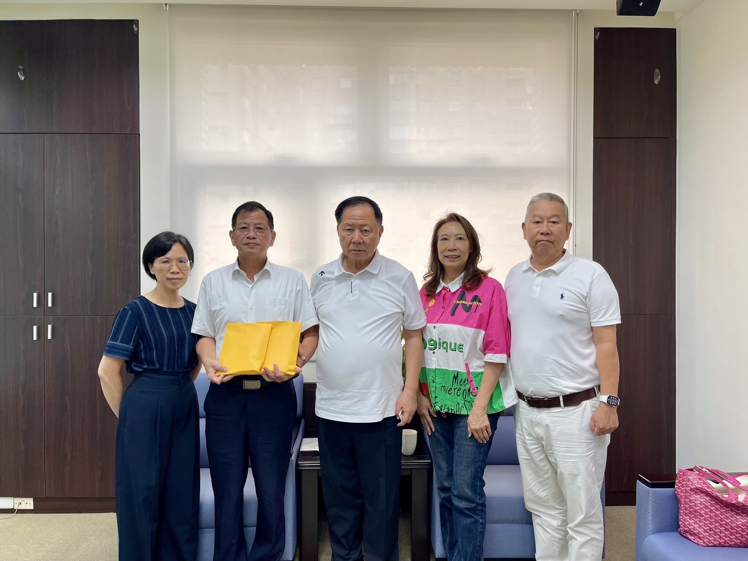 薇閣文教公益基金會董事長李傳洪（左3），赴新北市消防局拜會局長陳崇岳，向2名勇消家屬致上每人30萬慰問金。