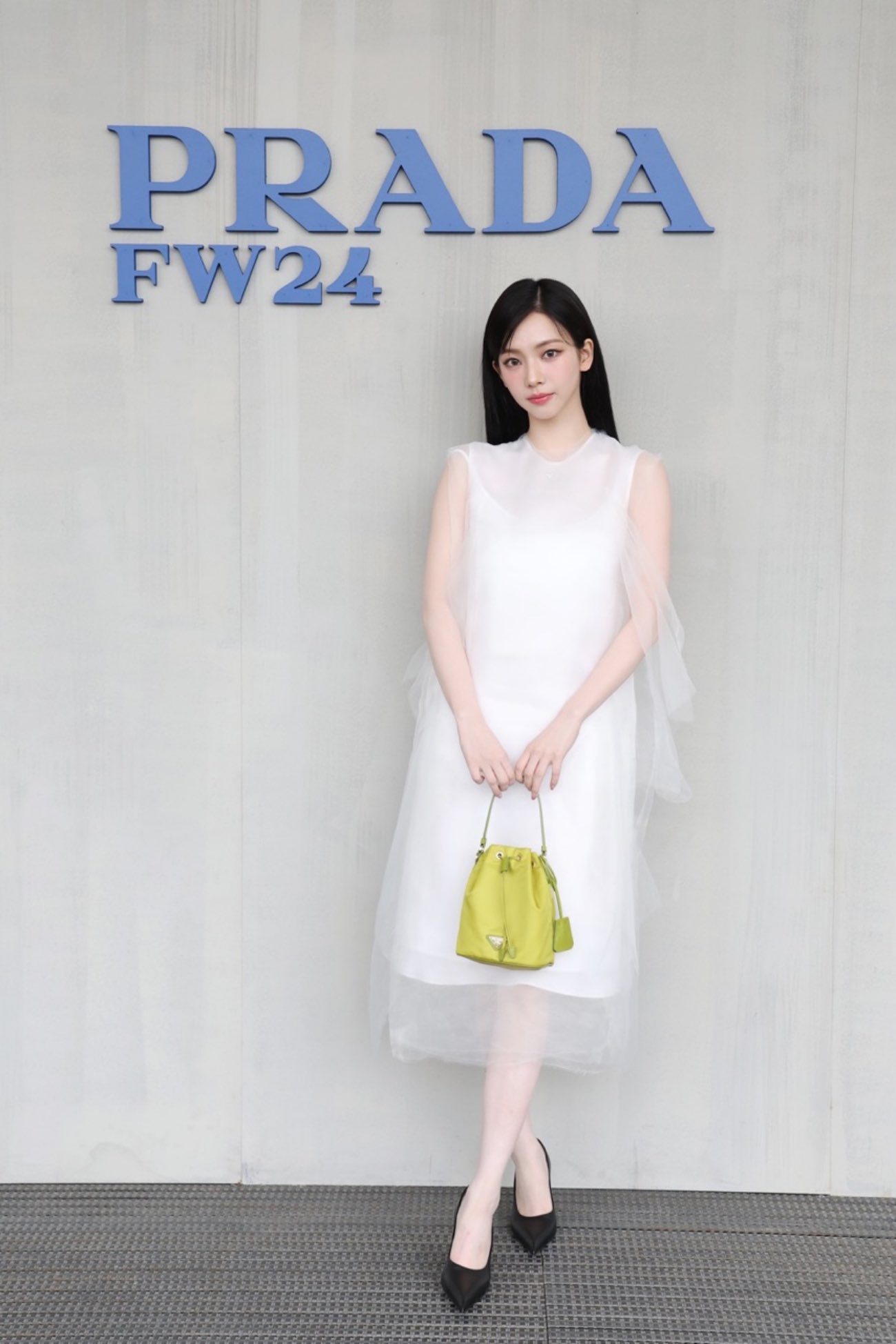 Karina今年初出席Prada米蘭時裝周活動，與李宰旭結緣並展開戀情。（翻攝Aespa X）
