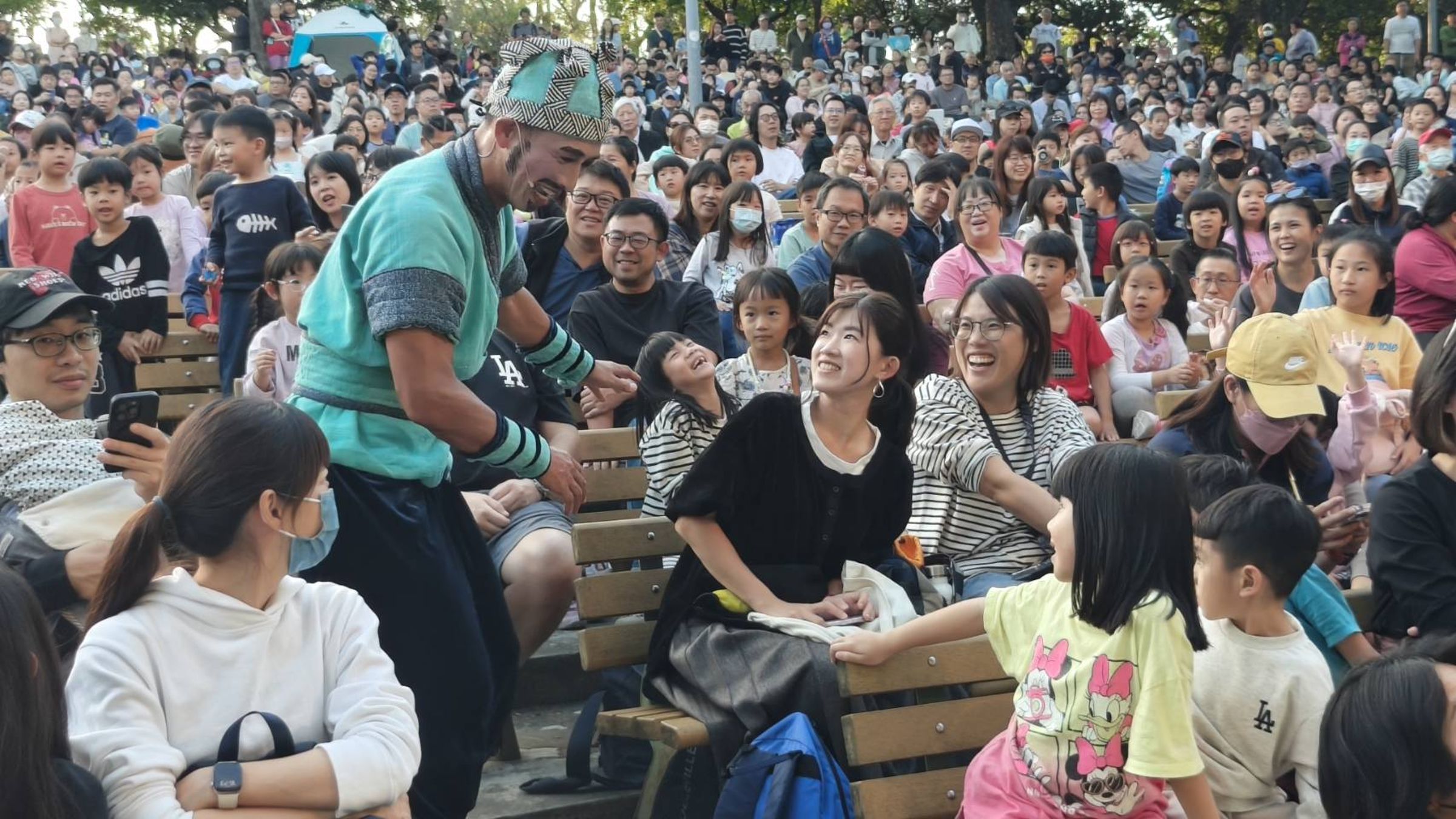 現場吸引2,500人觀賞「笑聲不斷」。(紙風車提供)