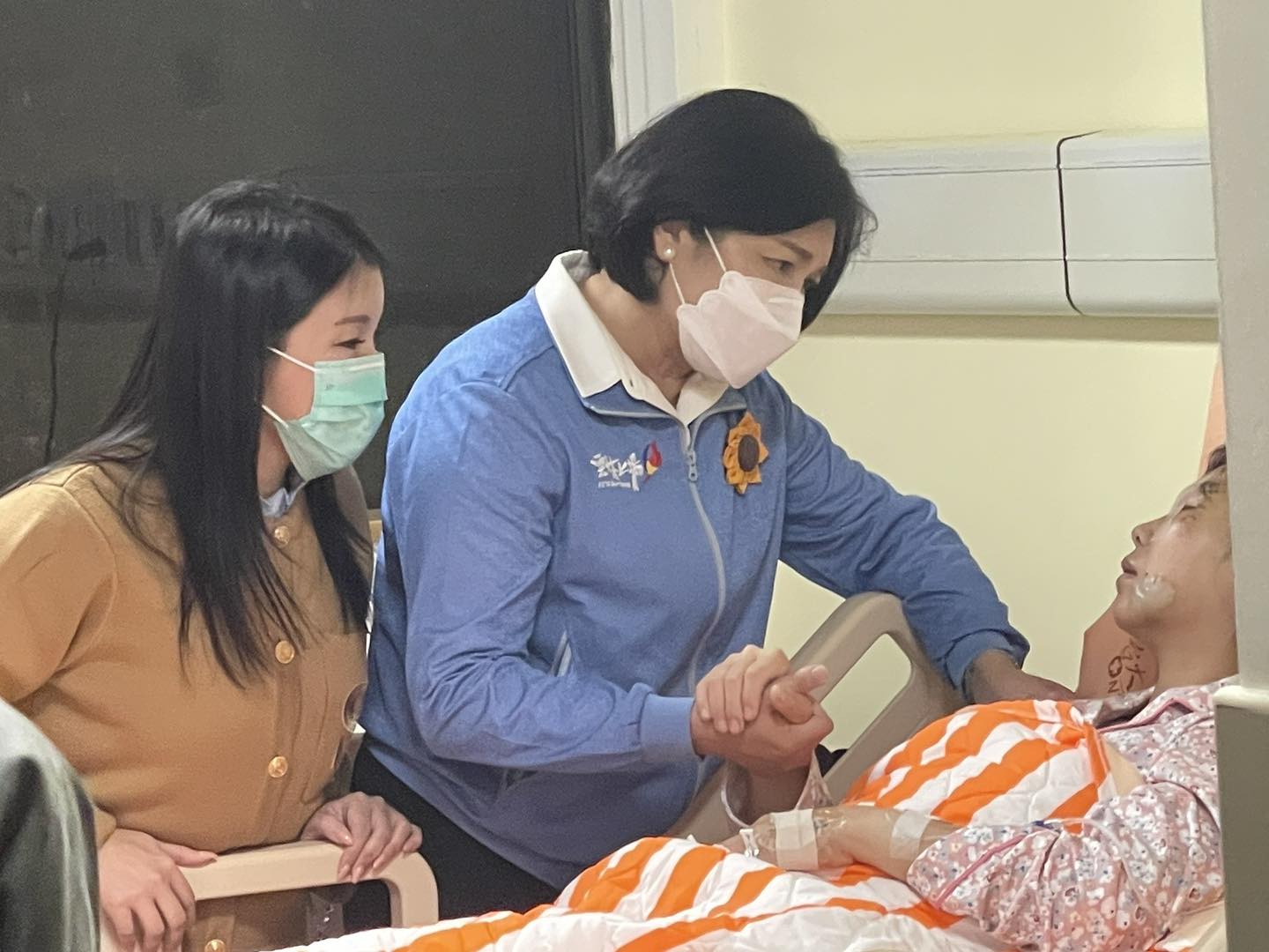 雲林縣議員陳芳盈車禍脫險，張麗善和張嘉郡前往探視。（翻攝陳芳盈 雲林縣議員臉書）