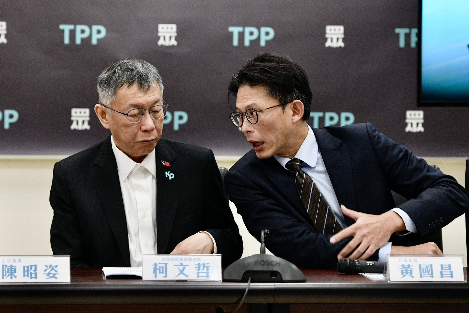 黃國昌質疑行政院提出的國防特別預算沒花在刀口上，王婉諭痛批用話術誤導大眾。（鏡報李智為）