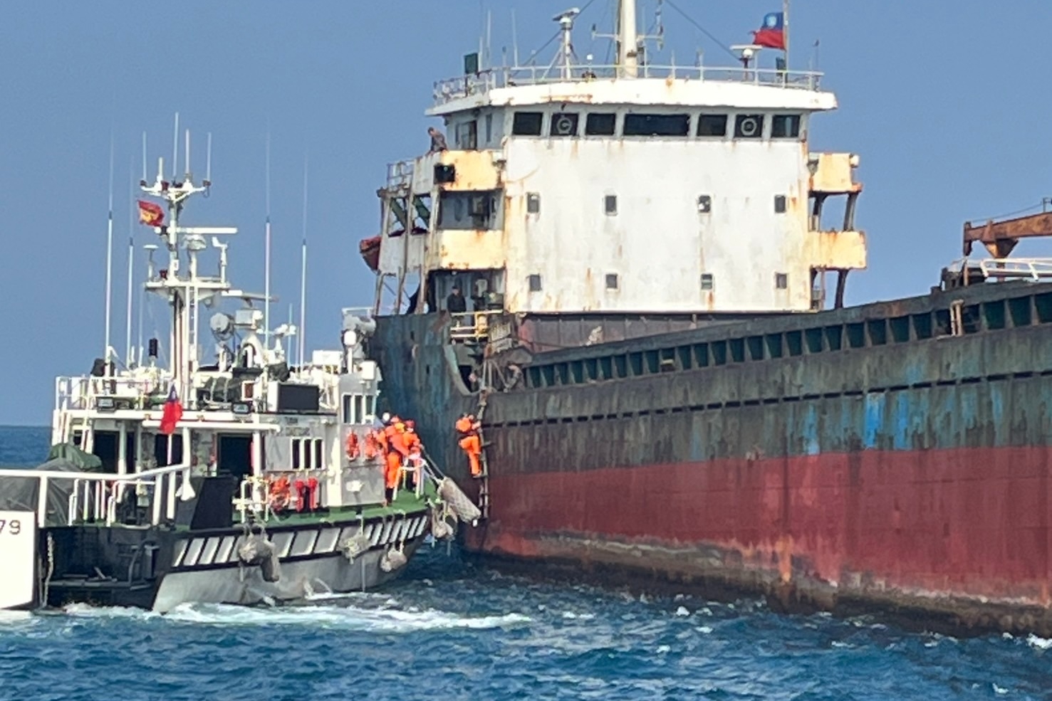 具中資背景的權宜輪「宏泰58號」行經台南外海禁錨區時，被控以「Z字型」徘徊方式勾斷「台澎3號」海底電纜。（海巡署提供）