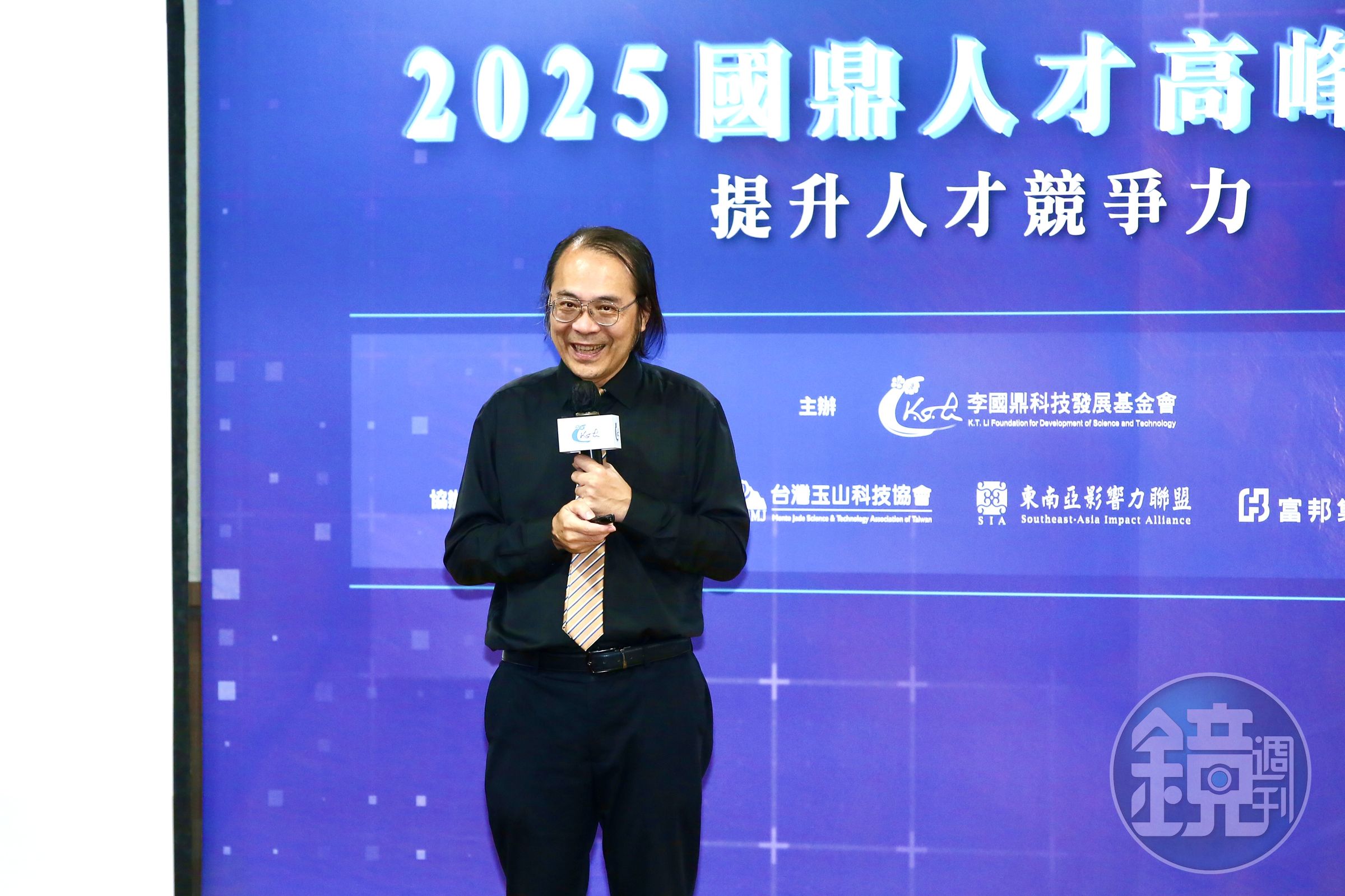簡立峰面對人才議題，從過去建議引進外籍人才，雙方交流外，現在他直言，AI不可逆，未來也是人才來源。