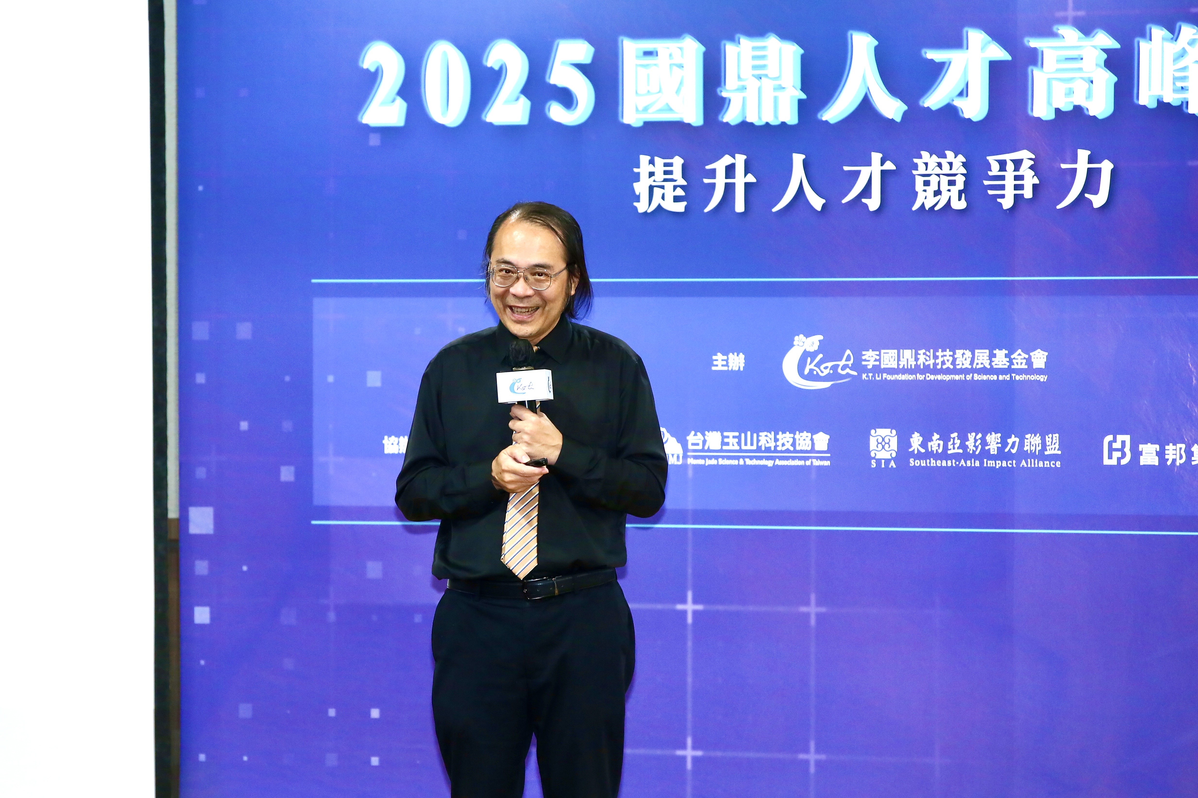 簡立峰面對人才議題，從過去建議引進外籍人才，雙方交流外，現在他直言，AI不可逆，未來也是人才來源。