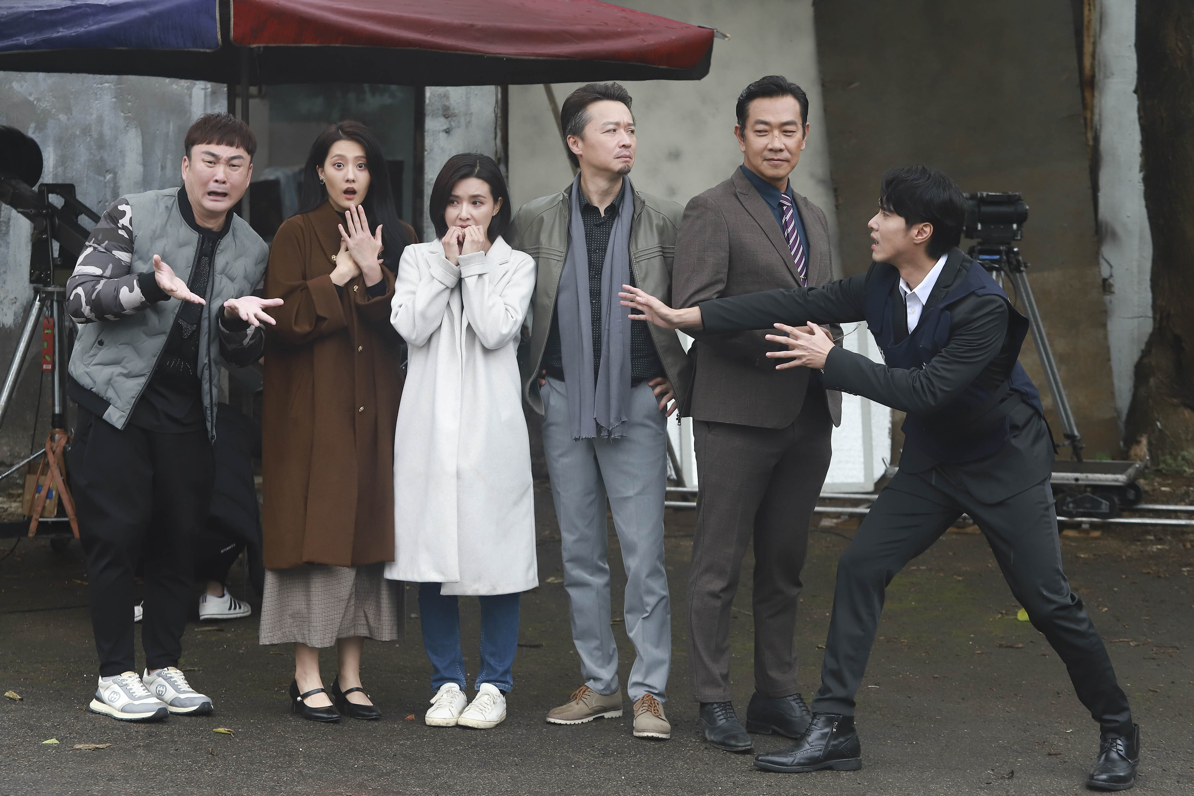 《愛的榮耀》外景拍攝大場面左起洪毛、顏曉筠、吳婉君、何豪傑、江俊翰、洪浩竣。