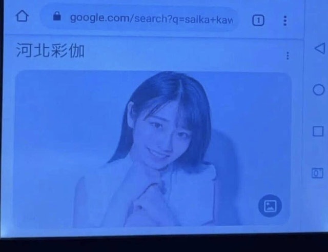 螢幕上顯示AV女優河北彩伽影像。（翻自《香港01》）