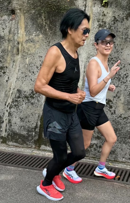 網友發現,發哥的左大腿處竟出現了2個如雞蛋大小的不明凸起物。(翻攝自小紅書 @這樣也行)