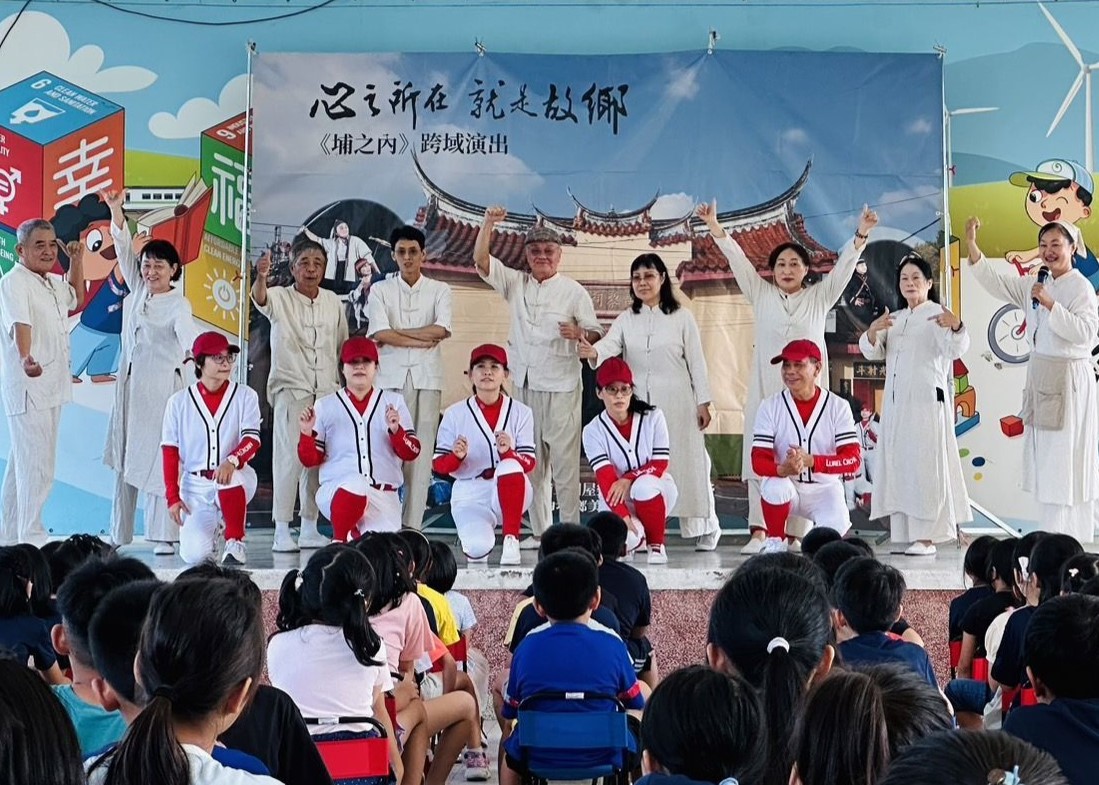 今年76 歲的曾喜城(後排左5)成立3間屋樂坊,透過表演歌舞劇傳達客家文化的美好。(曾喜城提供)