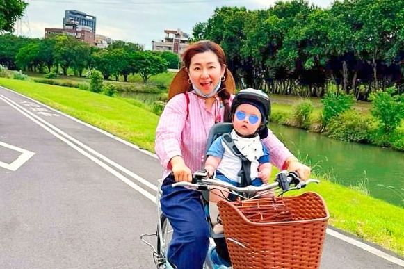 Selina有子萬事足，經常帶著小腰果趴趴走。（翻攝自Selina臉書）