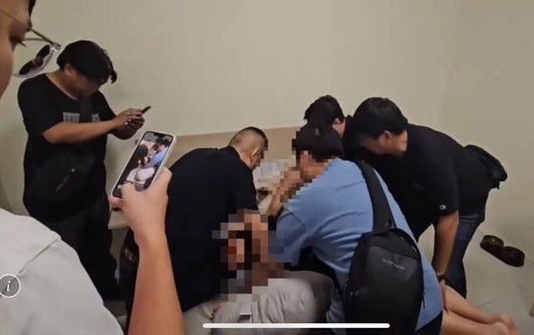 新北市警方南下台中出租套房內壓制逮捕張姓男子。（翻攝畫面）