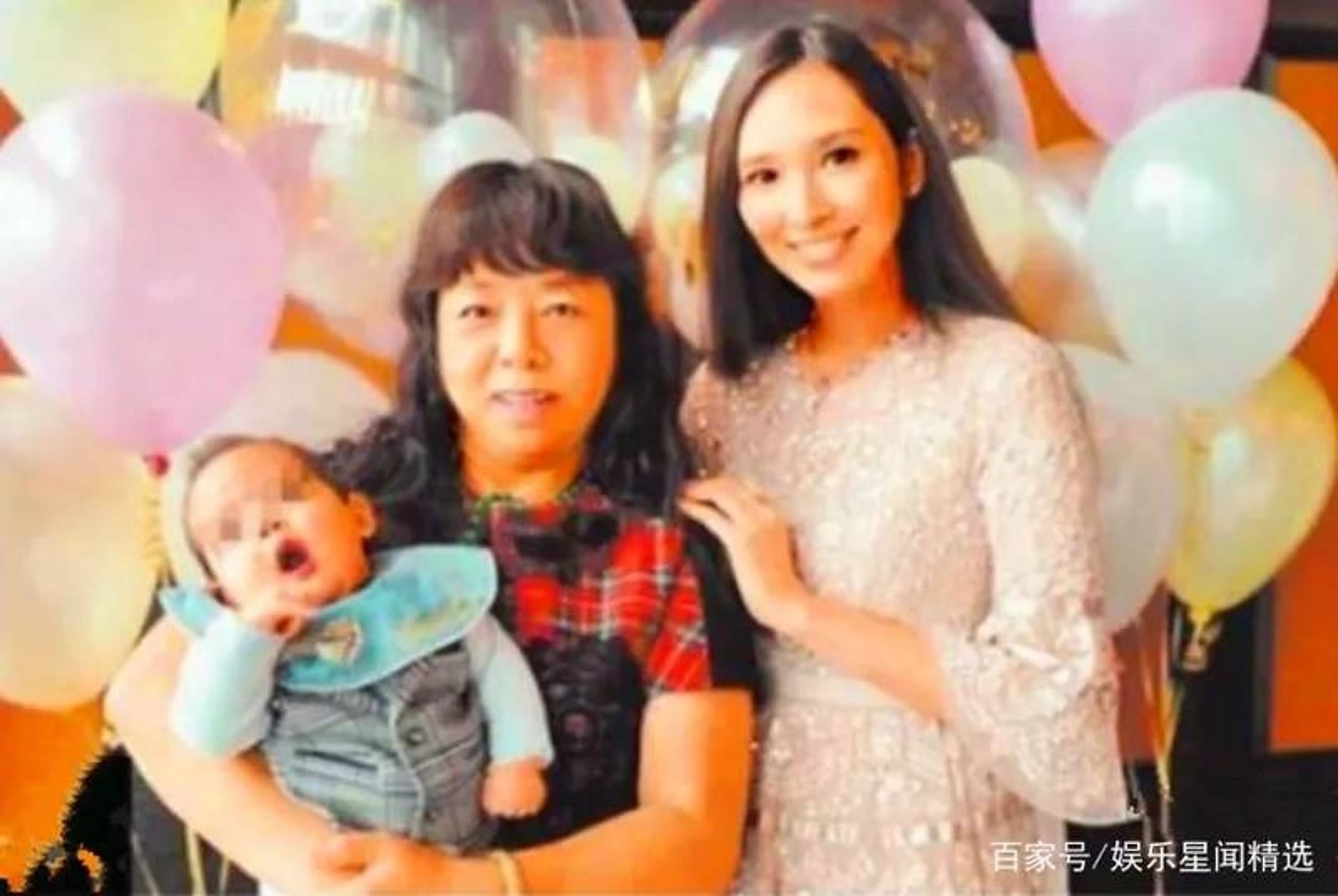 吳佩慈過去與準婆婆崔麗杰的合影。（翻攝微博）