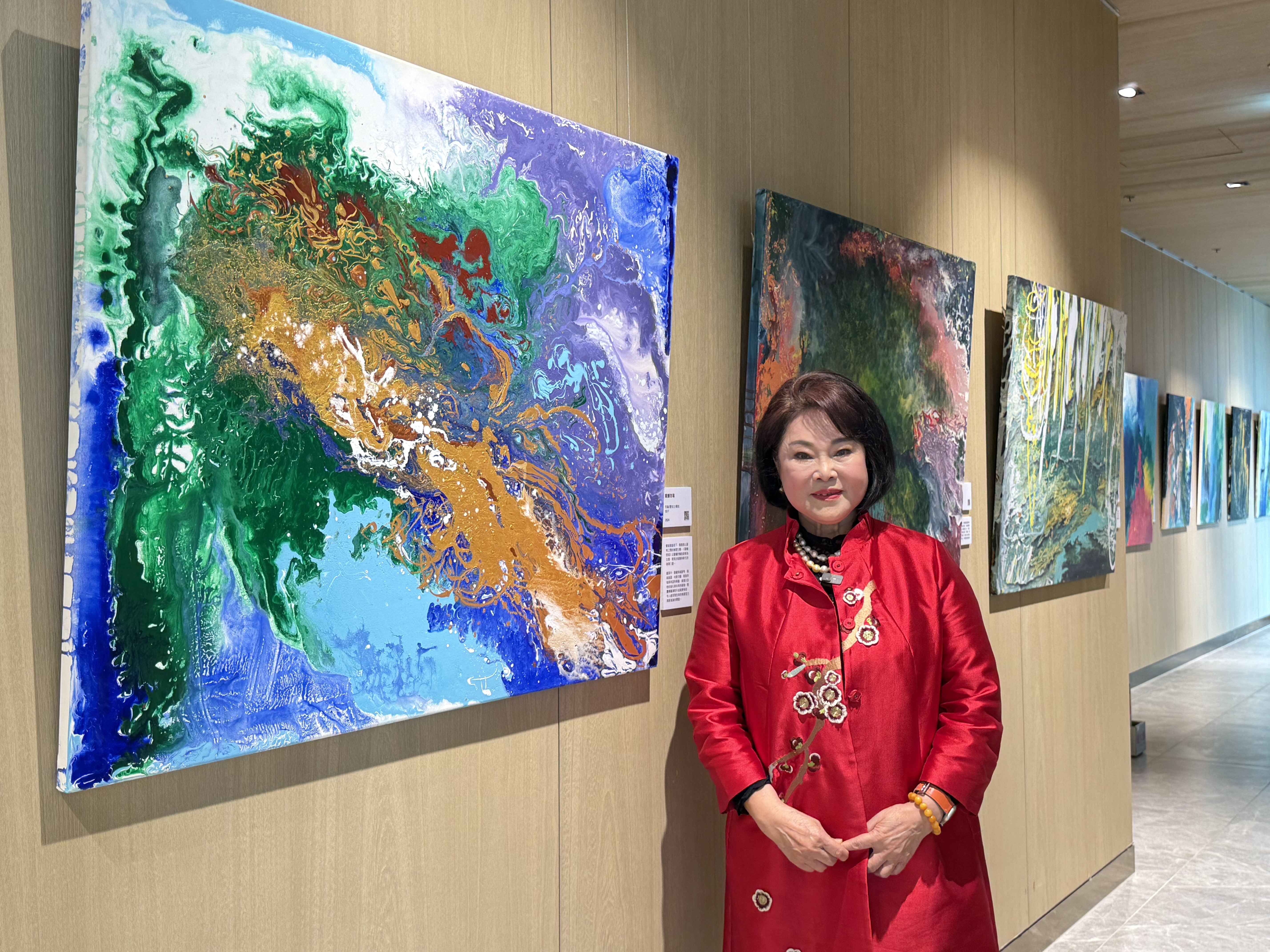 2025「瞬間流2.0公益創作展」,自2月15日於遠百竹北店展出,現場除了展出20幅謝麗美個人最新作品外,更邀請百人共同揮灑、打造巨型流彩藝術牆。