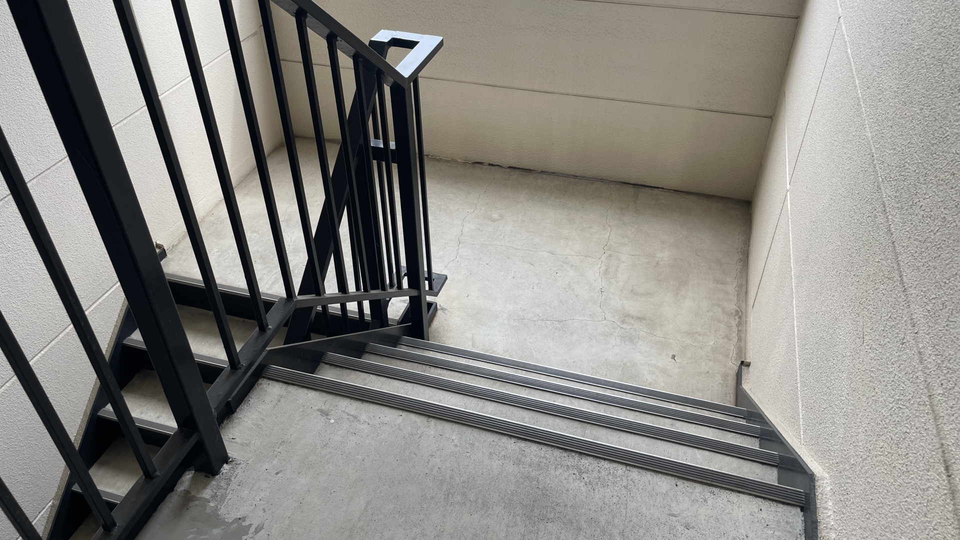 女網友透露男友為了怕被抓包出軌，與小三在樓梯間激戰。（示意圖，photoAC）