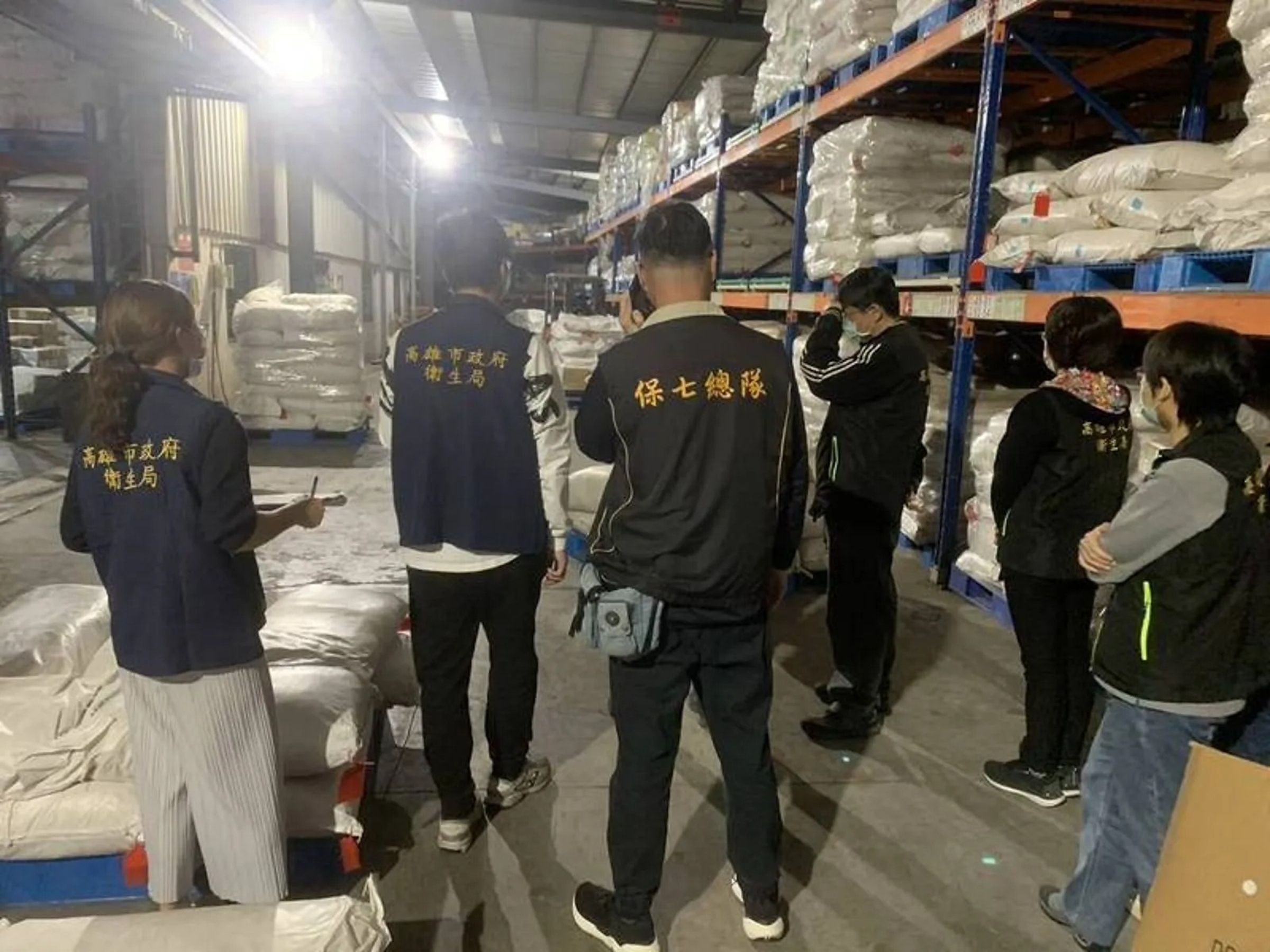 津棧國際貿易有限公司負責人李彥廷,交保後人間蒸發,今午在前妻家遭高雄警方逮捕。圖為地檢署、衛生局前往廠區抽查。(高雄市衛生局提供)