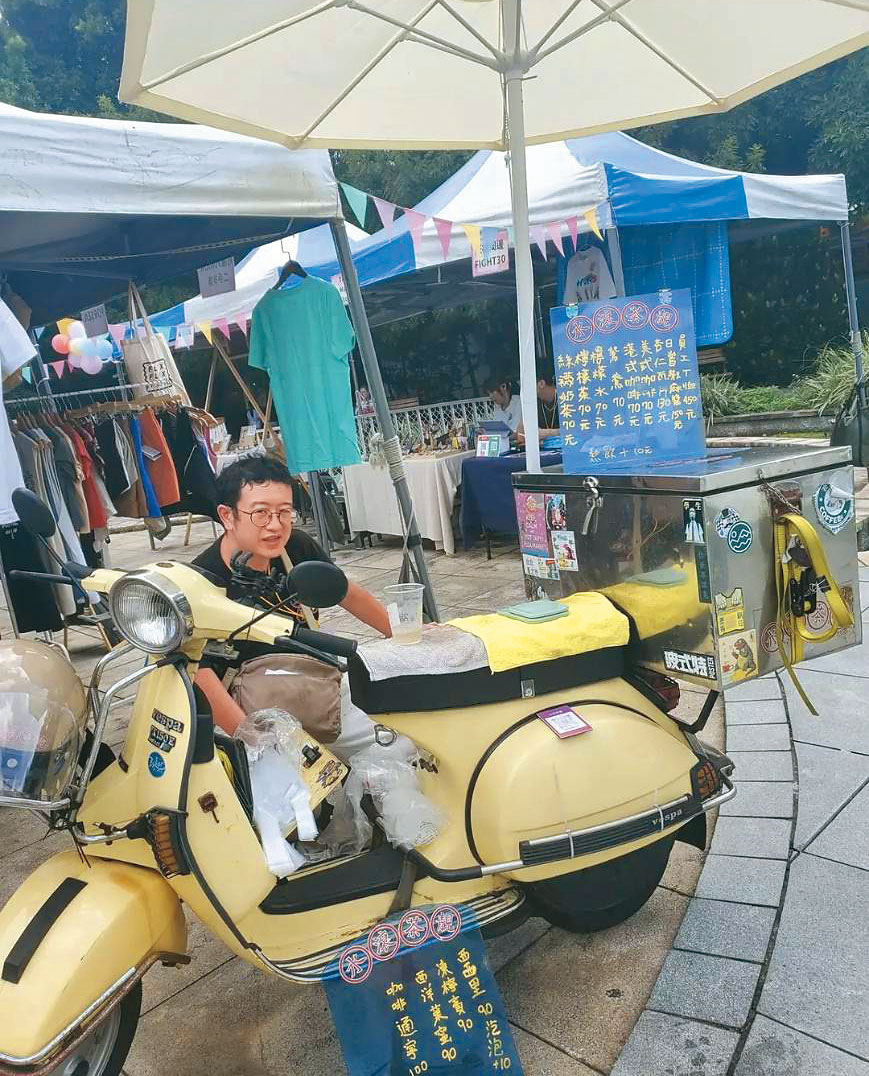 老威最初騎著偉士牌機車,在萬華、永和擺攤,也參加各類市集。(老威提供)