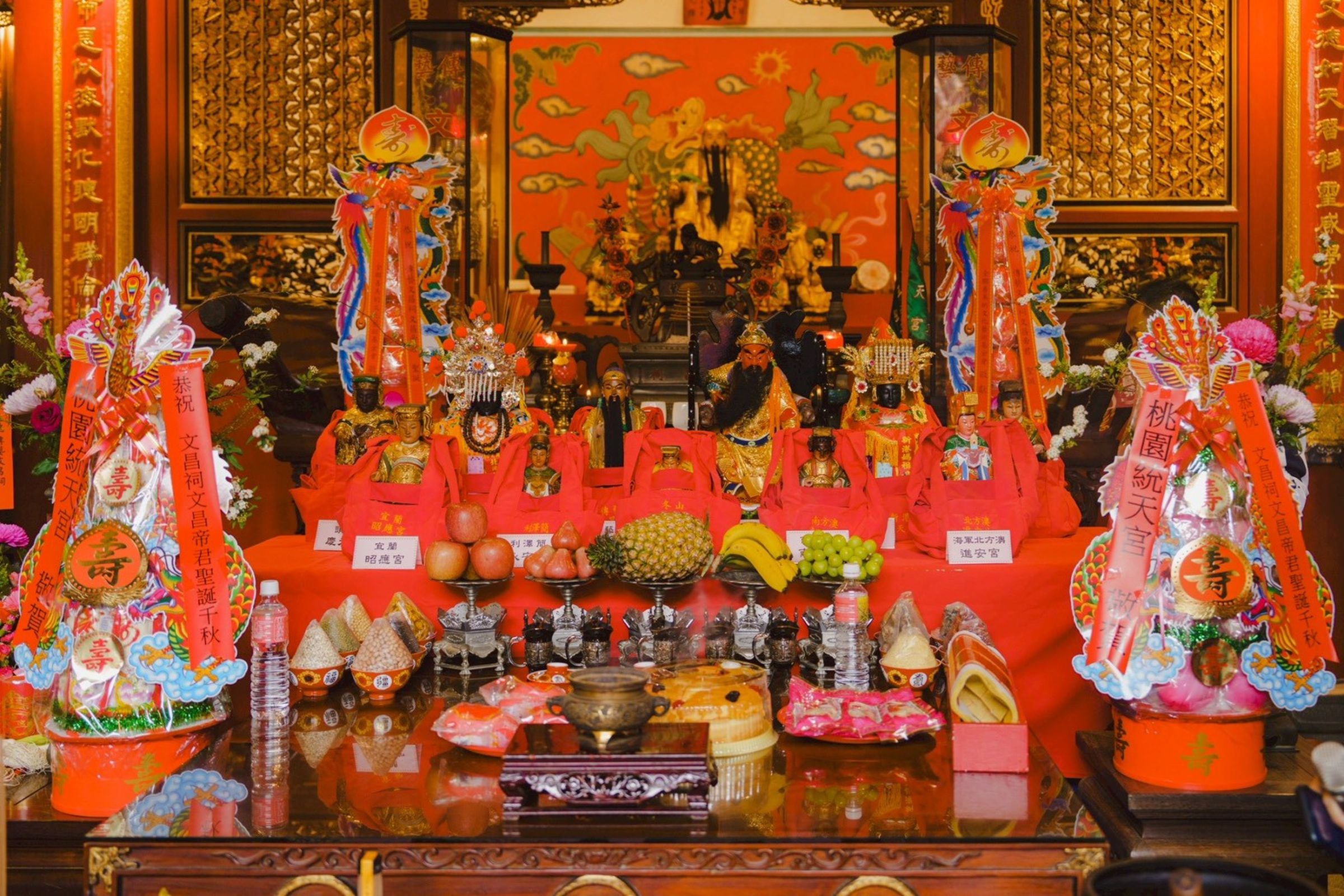 北港朝天宮、新港奉天宮、桃園統天宮關聖帝君,以及宜蘭在地各宮廟媽祖神尊與傳藝文昌帝君,共11尊神尊齊聚文昌祠。(全聯提供)