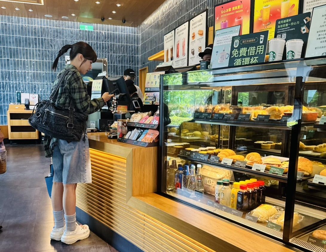 林萱瑜透中午買咖啡。（讀者提供）