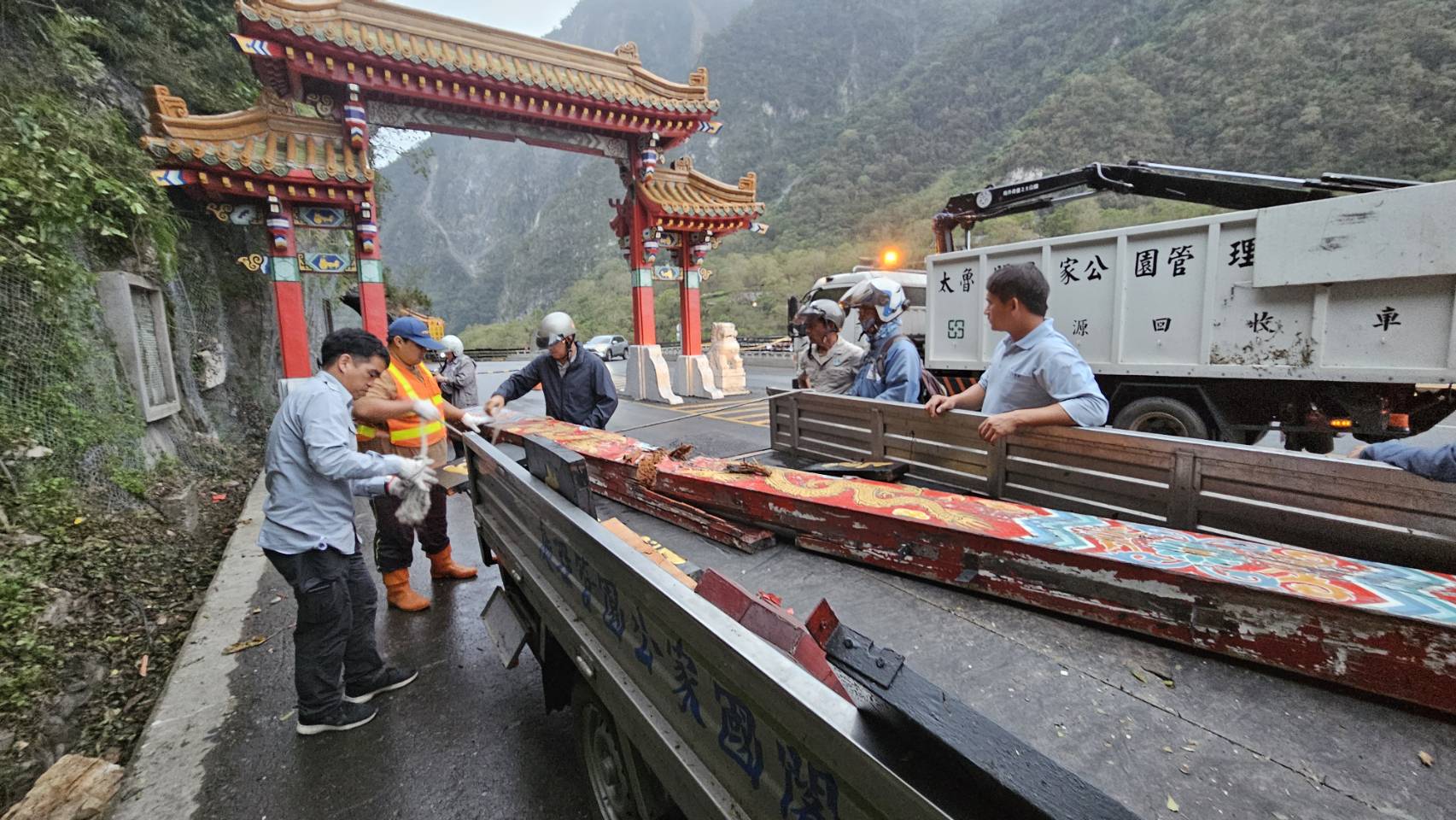 太魯閣路口牌樓的被清運倒木的卡車碰撞受損，「東西橫貫公路」字樣掉落。（太管處提供）