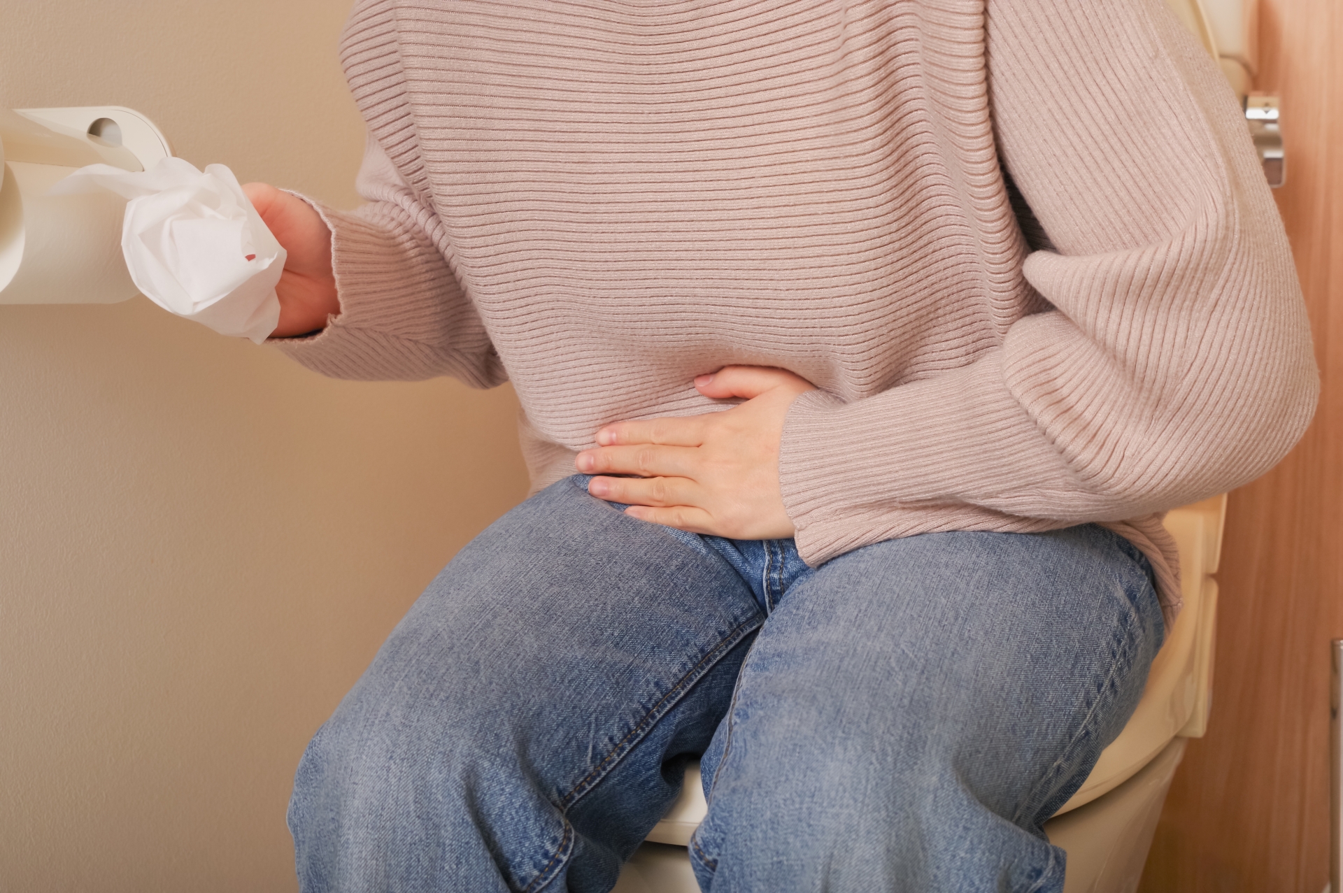 直腸外科醫師陳威佑建議外出如廁時，可善用濕紙巾搭配衛生紙清潔。（示意圖，photoAC）