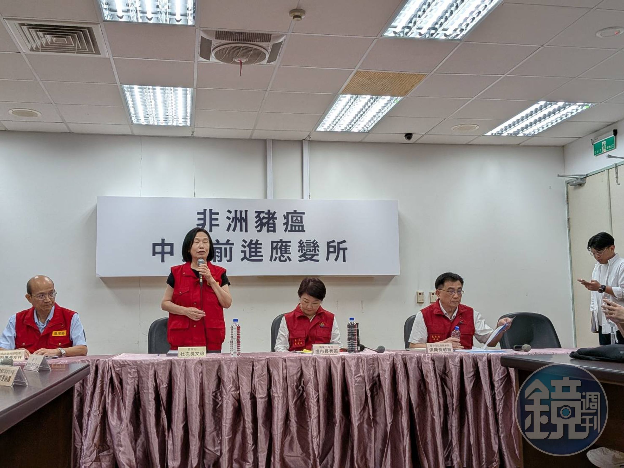 農業部次長杜文珍(左2)表示,目前可放心,不可放鬆。