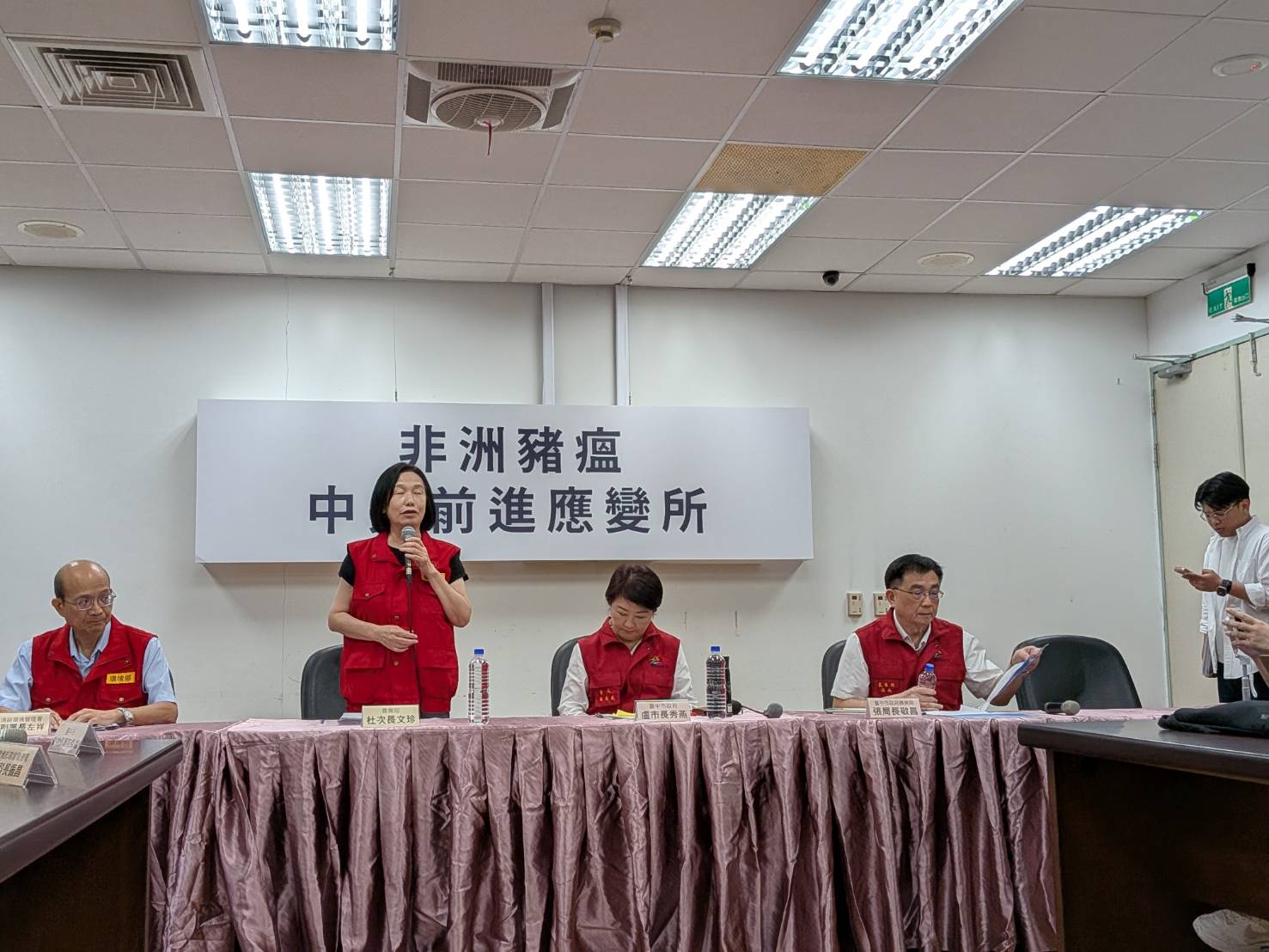 農業部次長杜文珍（左2）表示，目前可放心，不可放鬆。