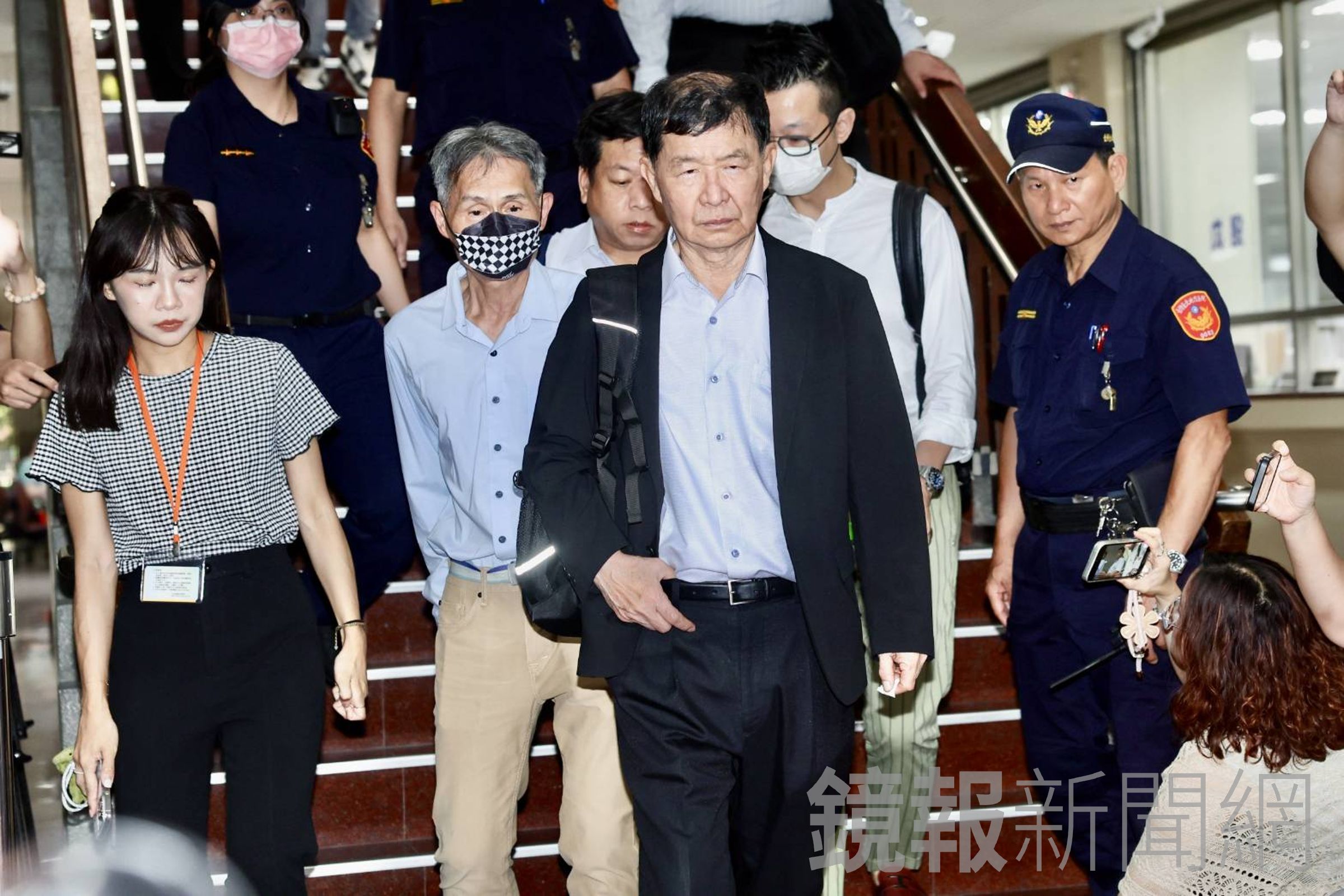 彭振聲今上午在北院出庭，突聞妻子墜樓噩耗，情緒崩潰急著趕回高雄。（鏡報林煒凱攝）