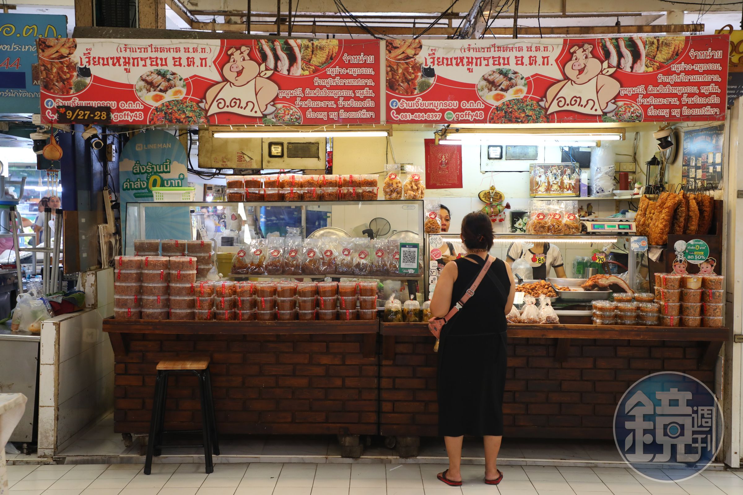 賣東北口味炸豬皮的攤位，就開在泰式甜點店「KAOPEENONG」正對面。