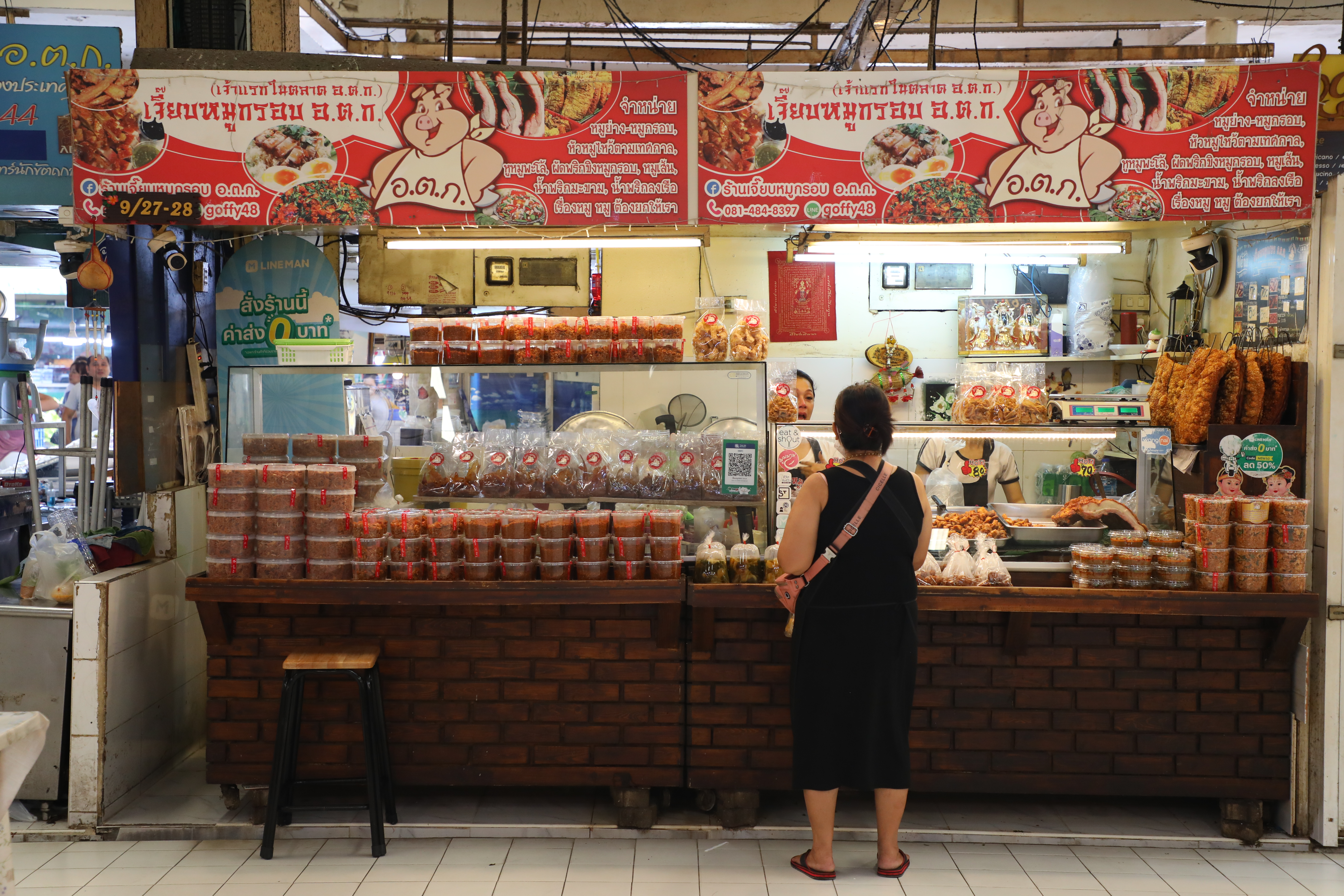 賣東北口味炸豬皮的攤位,就開在泰式甜點店「KAOPEENONG」正對面。