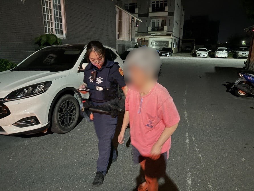 台東警方獲報有老婦獨坐路旁疑似需要協助，巡邏員警隨即前往救援。（翻攝畫面）