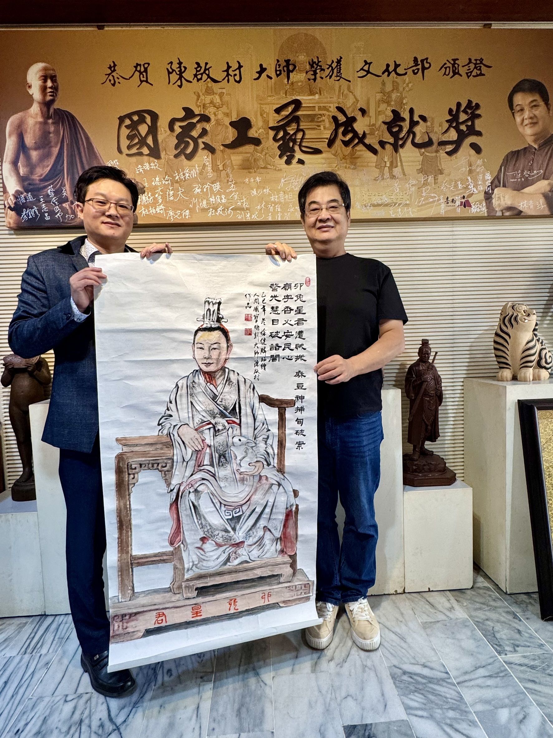 遭竊神像「卯兔星君」是由文化部授予「人間國寶」頭銜的木雕大師陳啟村（右）雕製。（麻豆警分局提供）