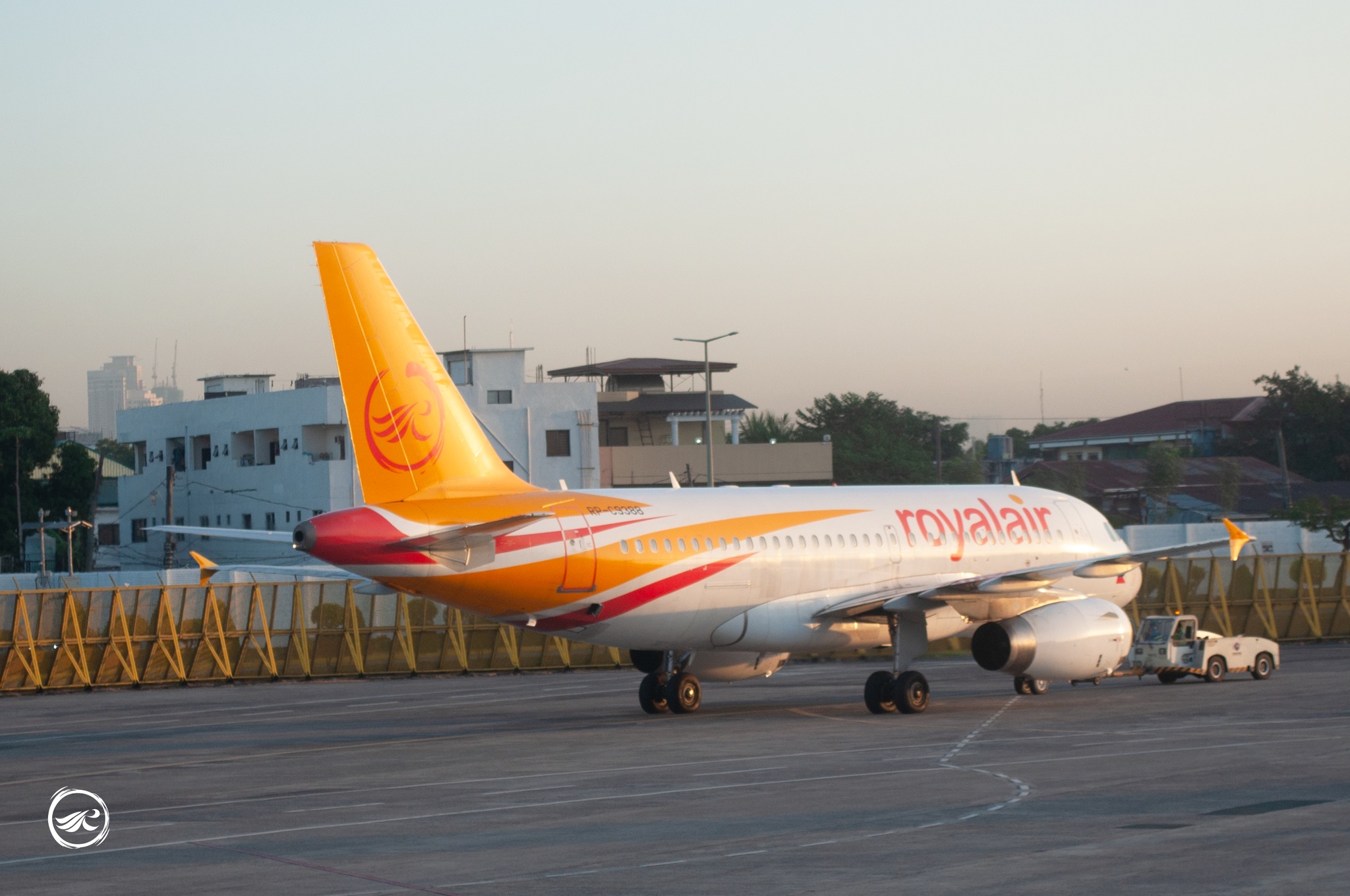 菲律賓皇家航空宣布停航，未來赴長灘島須改經馬尼拉轉機。（翻攝自臉書@Royal Air Philippines）