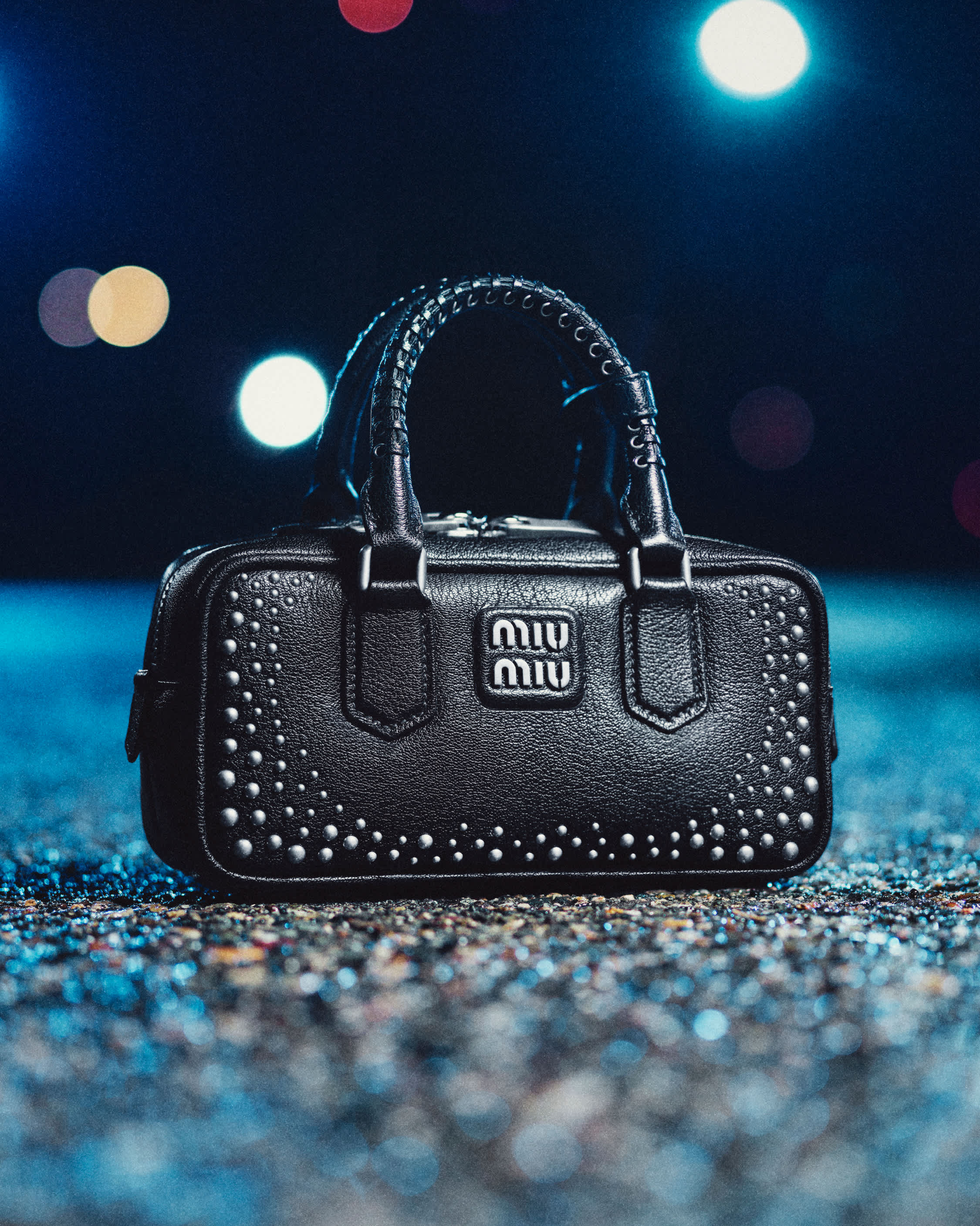 鉚釘裝飾Arcadie包款。NT$135,000(Miu Miu提供)