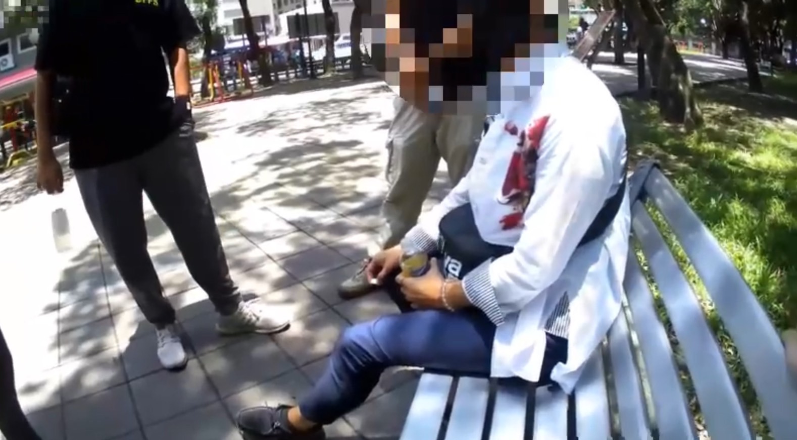 員警一將58歲莊姓女車手團團包圍,當場人贓俱獲。(三重分局提供)