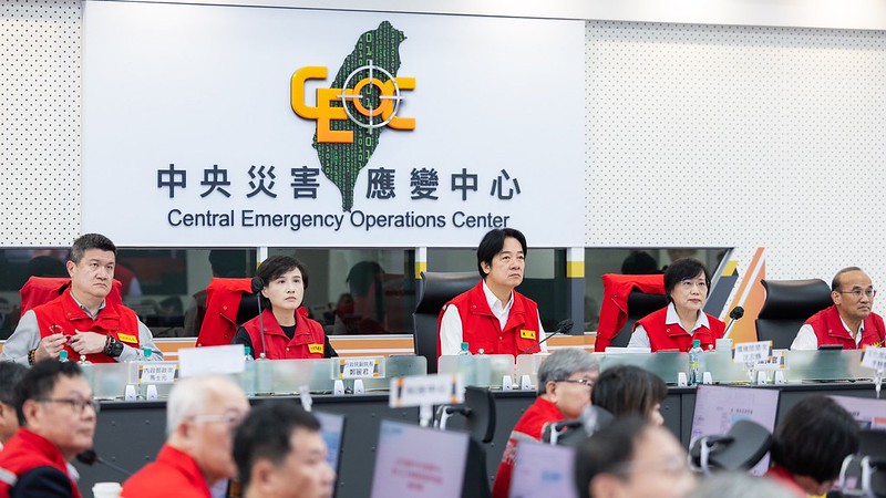 賴清德1日赴中央災害應變中心聽取防颱整備狀況，與花蓮縣長徐榛蔚視訊時，6度問徐撤村人數，國民黨質疑賴是靠責備來建立威信。（總統府提供）