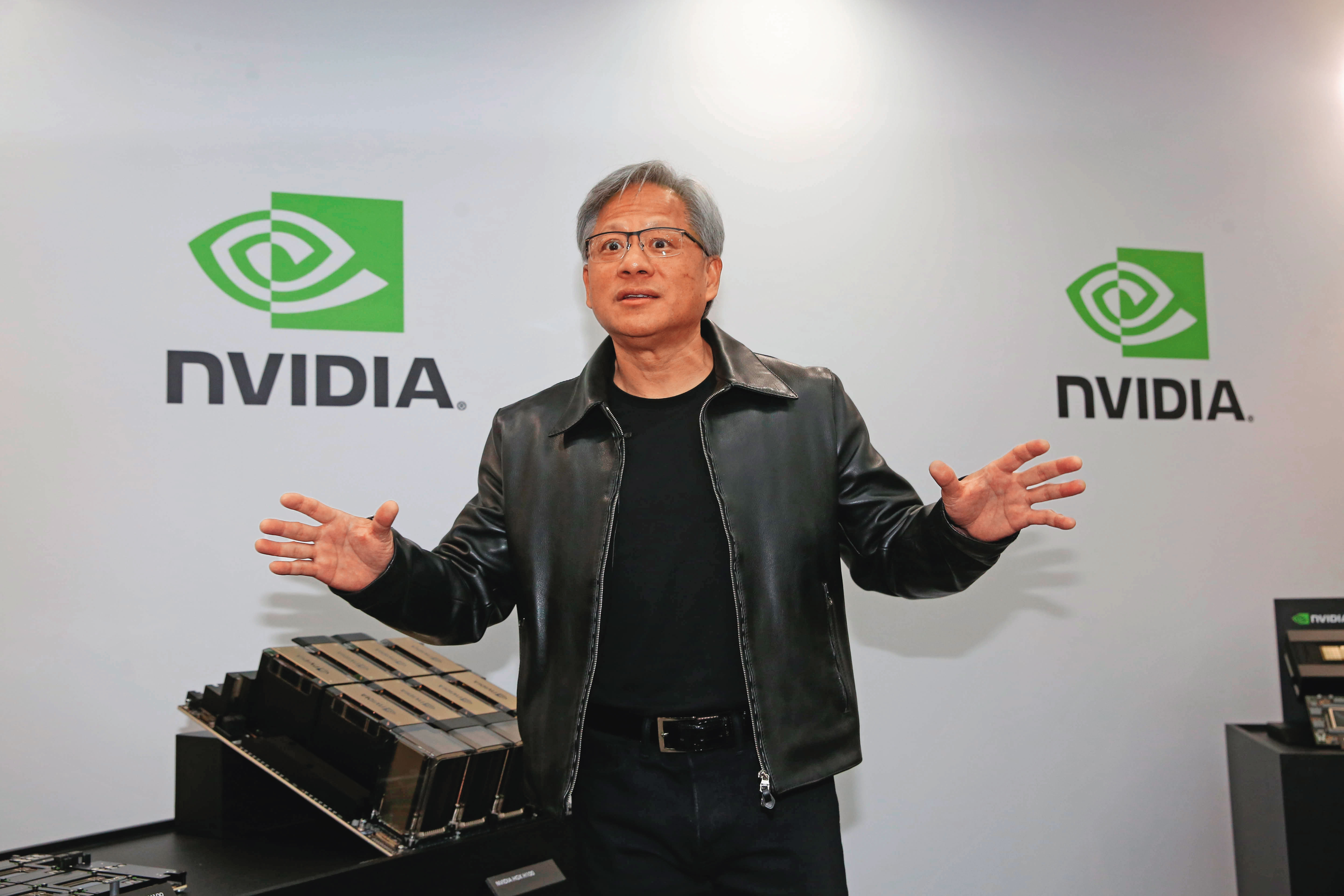 台股挺住軍演攻擊，黃仁勳助陣是巧合，我們應思考如何削弱台灣內部與中共裡應外合的勢力，強化金融市場的韌性。