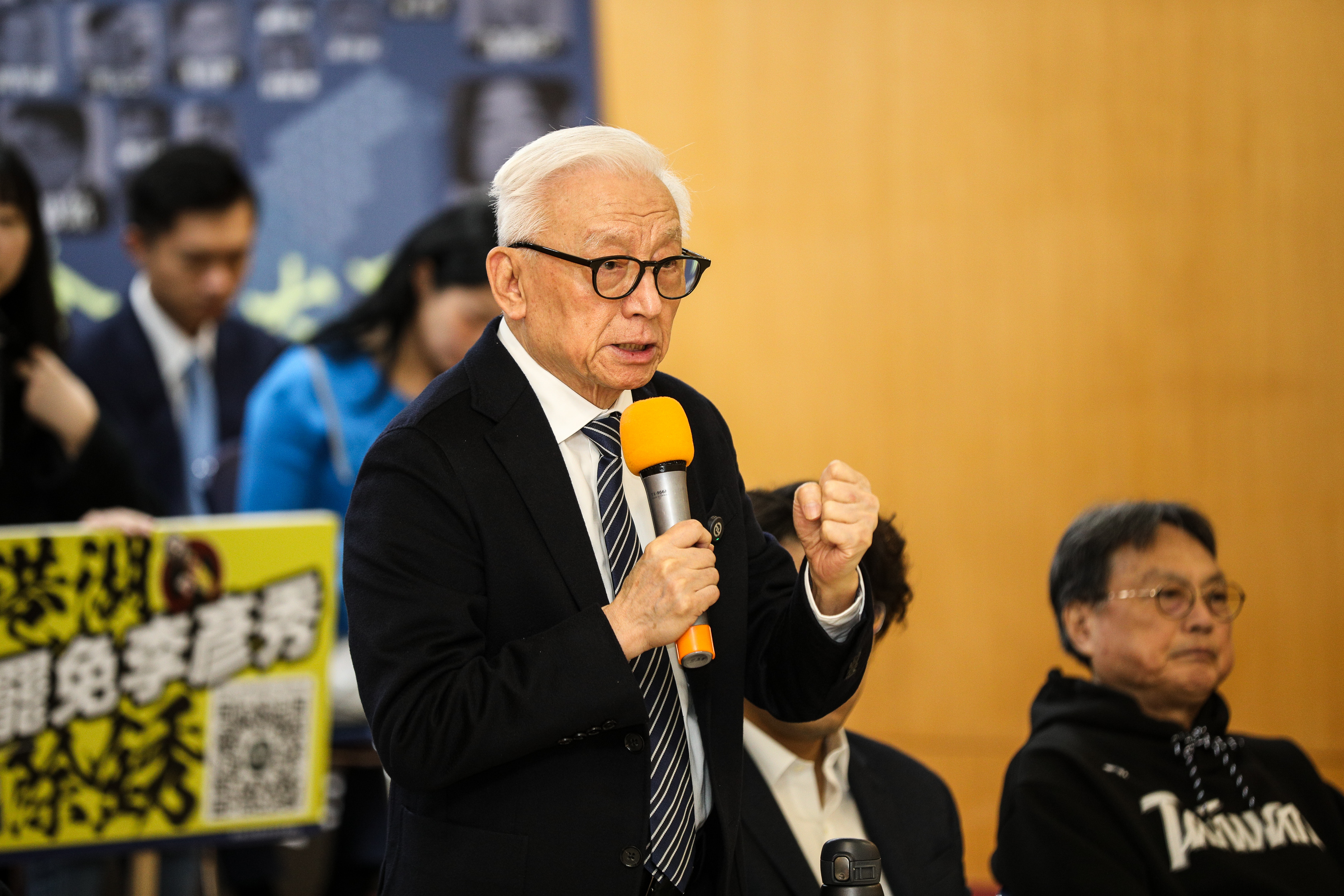 曹興誠今po文提到，已委請律師下午向台北地方法院提出民事告訴，「請求法院判決翁曉玲對我惡性誹謗，並給予我四千多萬台幣的賠償。」（本刊資料照）