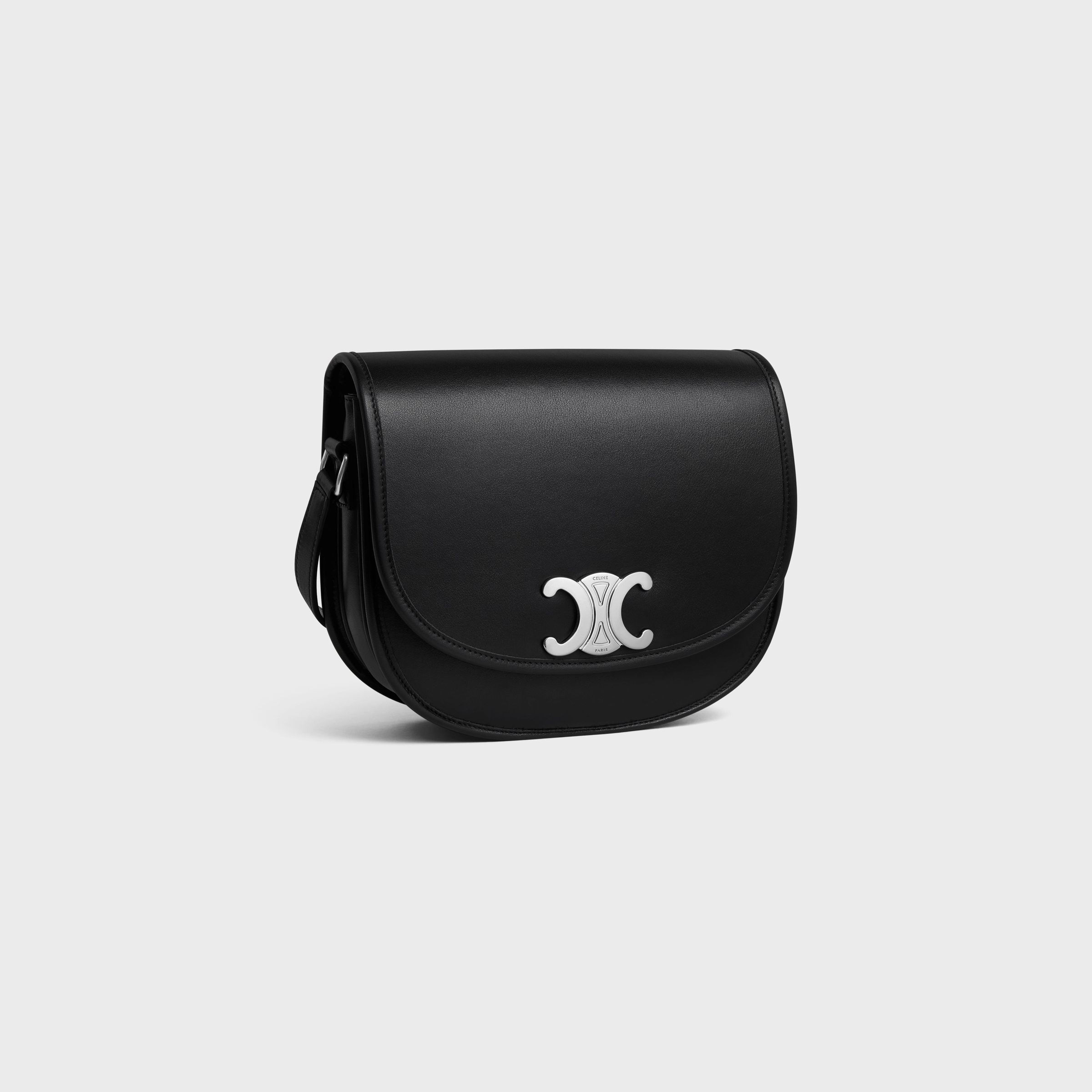 CELINE HOMME柔軟天然牛皮革中型BESACE TRIOMPHE手袋。NT$125,000(CELINE提供)