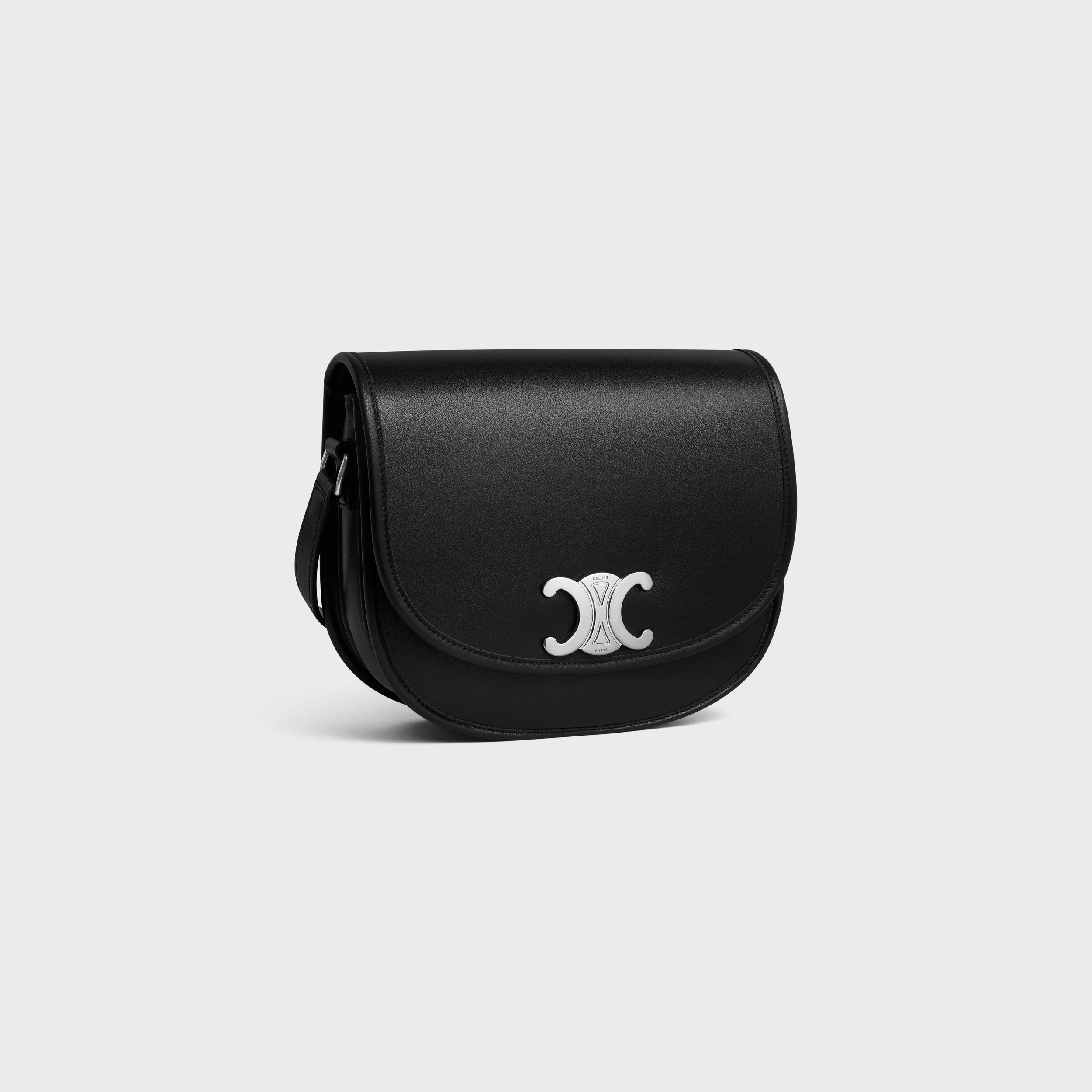 CELINE HOMME柔軟天然牛皮革中型BESACE TRIOMPHE手袋。NT$125,000（CELINE提供）