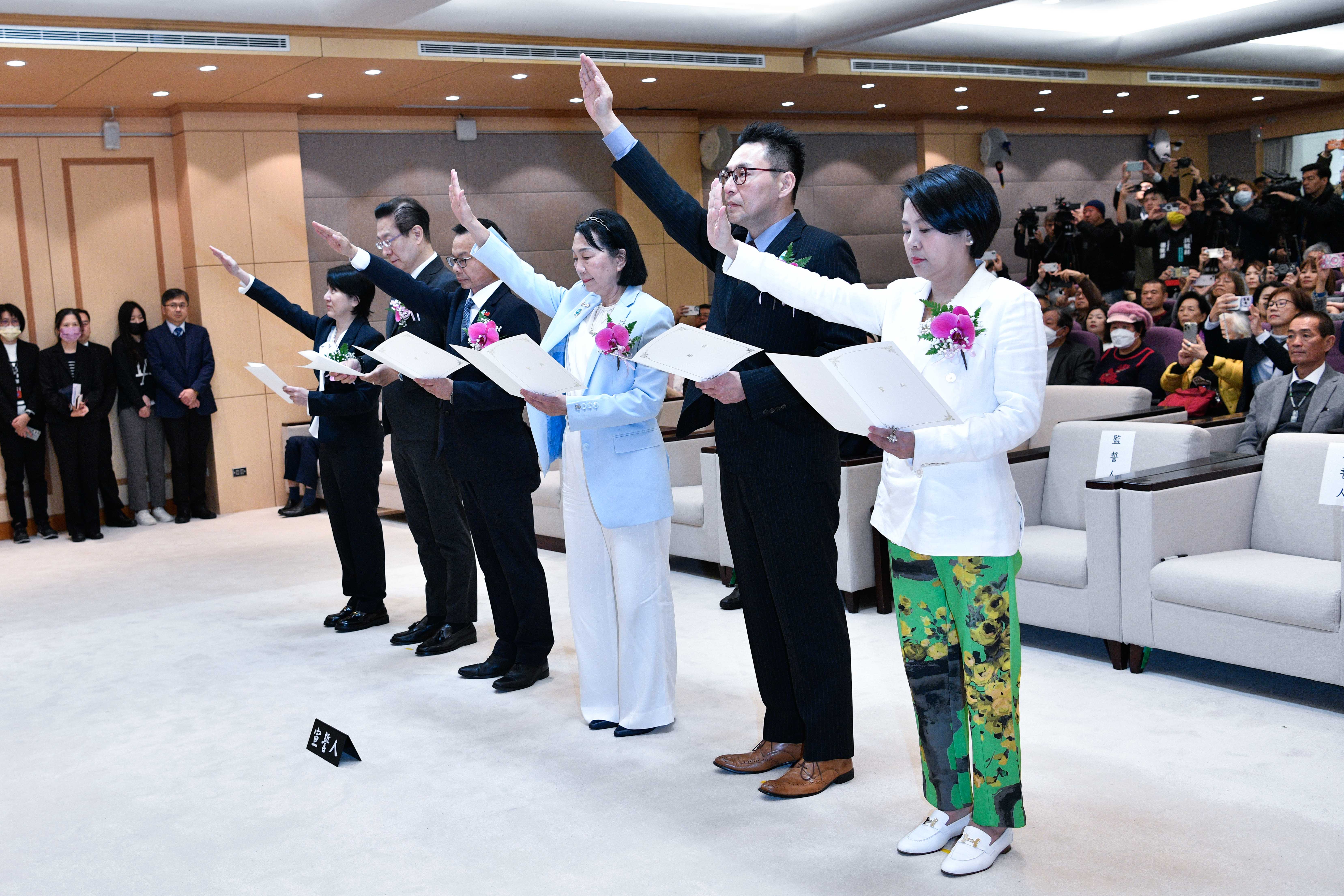 民眾黨不分區立委李貞秀（右1），昨日宣誓就職，被發現腳下純白皮鞋是法國名牌愛馬仕（Hermès）。（鏡報李智為）