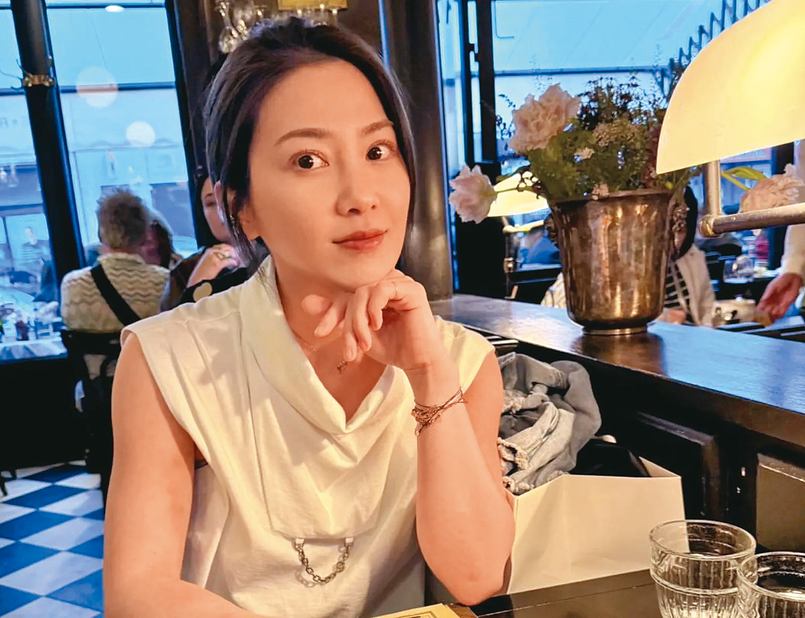 許藍方被爆劈腿人夫,並在對話中提到大咖男星追求,三人皆出面否認傳聞。(許藍方臉書)