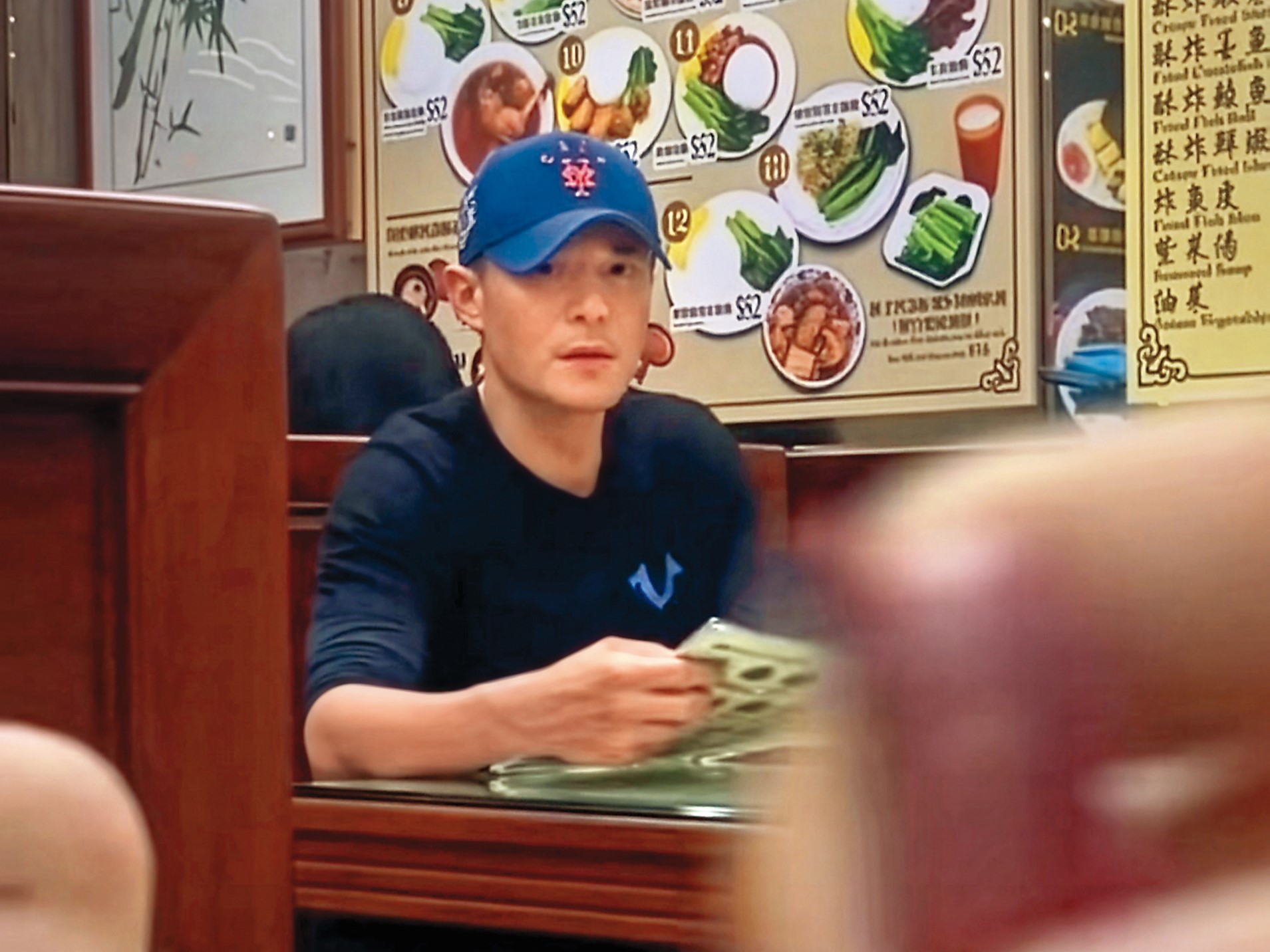 霍建華近日現身香港看起來較之前瘦削。（翻攝自小紅書）