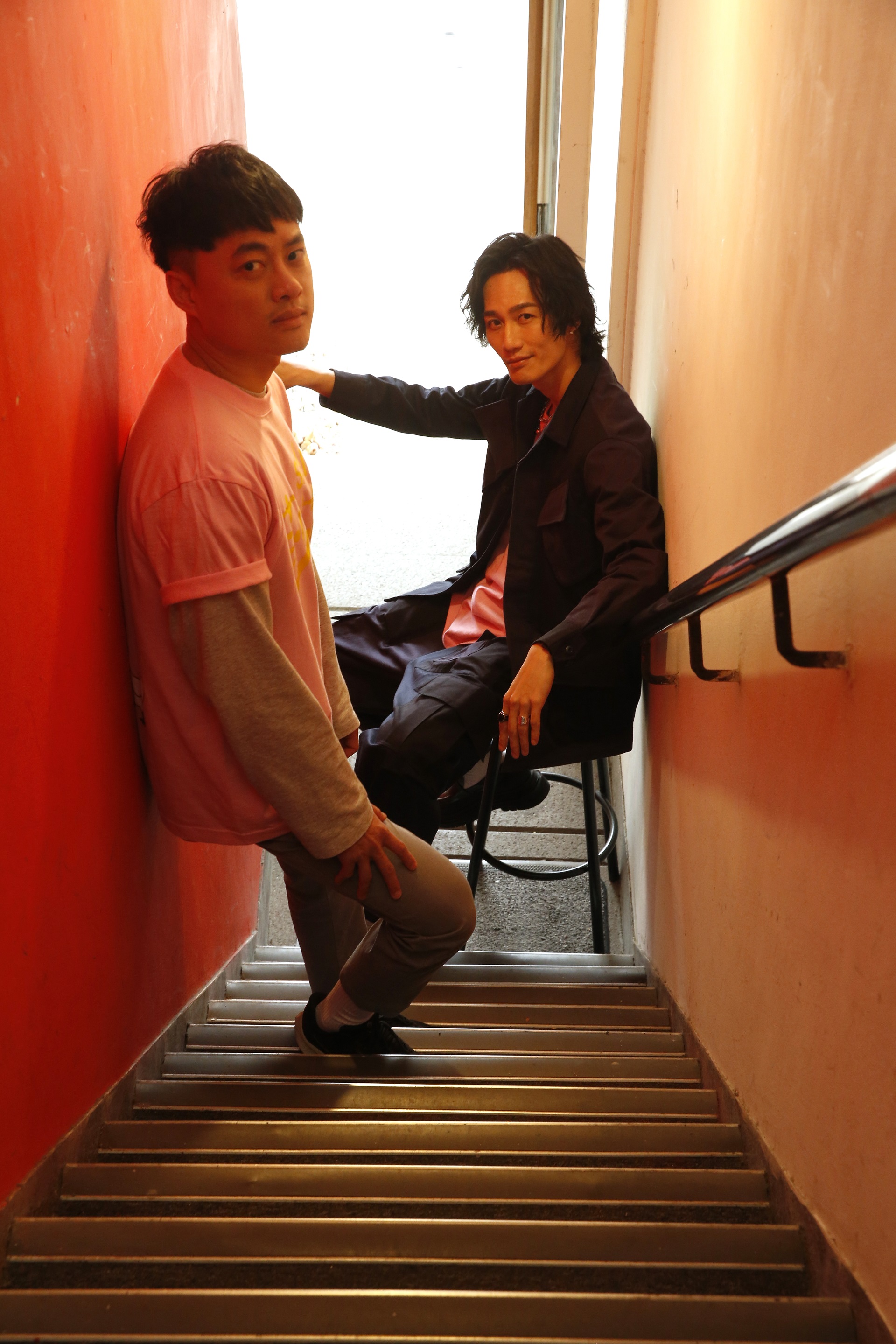 導演練建宏(左)先請李英宏(右)擔任電影配樂,接著相中他的喜感邀他演出。