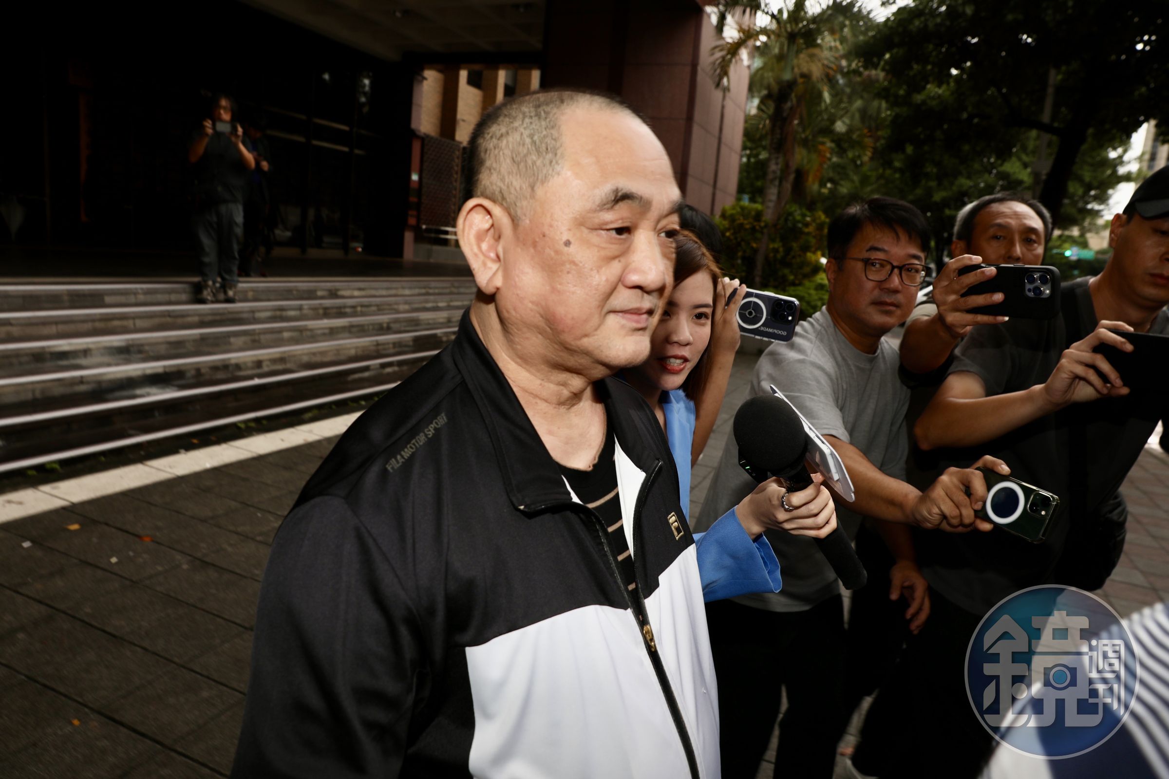 「博弈教父」陳盈助也現身北檢應訊。