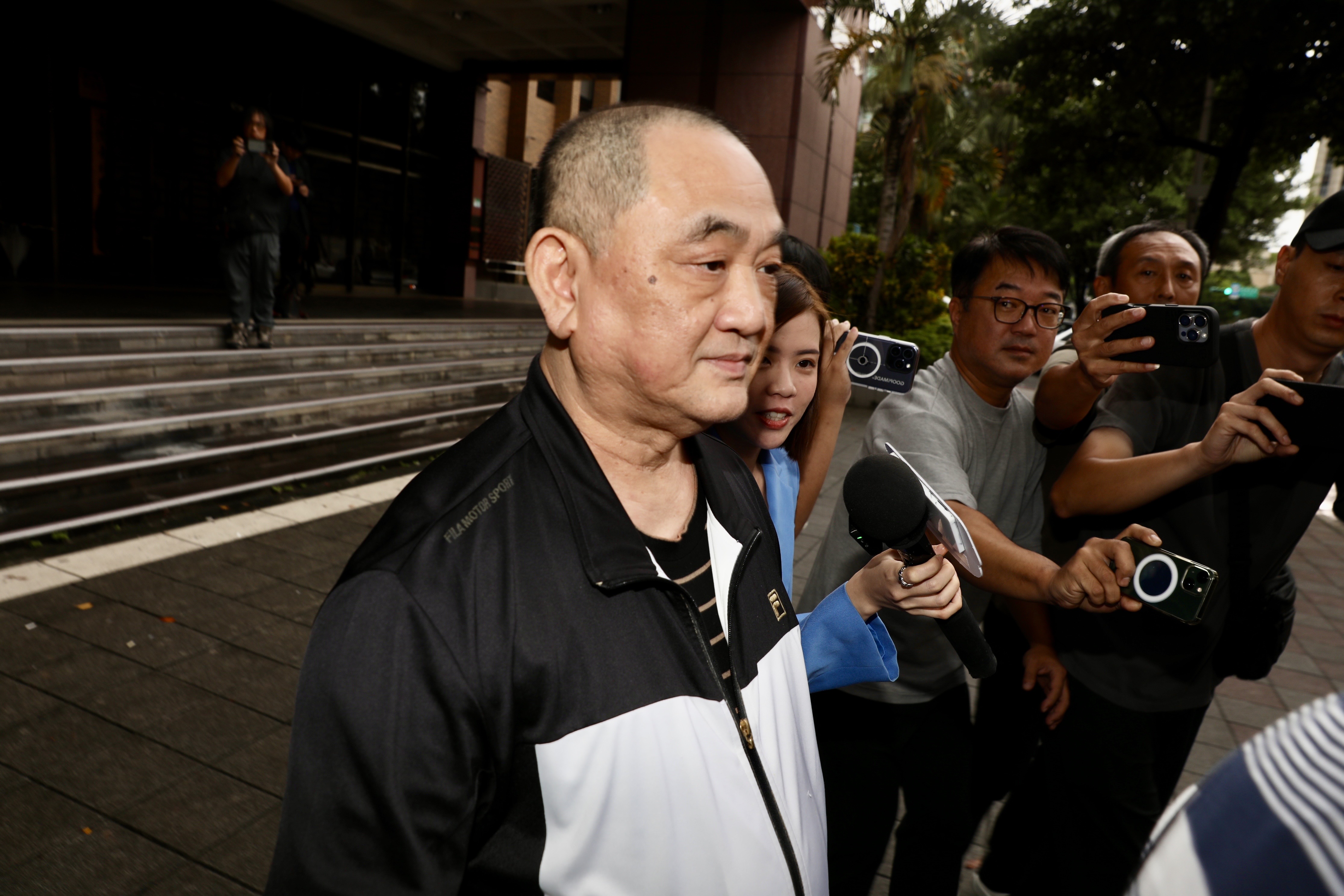 「博弈教父」陳盈助也現身北檢應訊。
