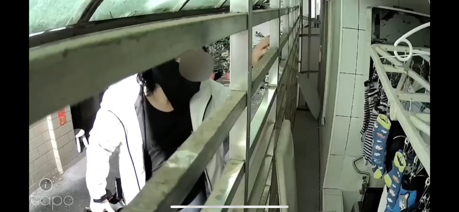 蘇女在自家前院架設監視器，拍下內衣賊試圖深手犯案的高清影像。（翻攝畫面）