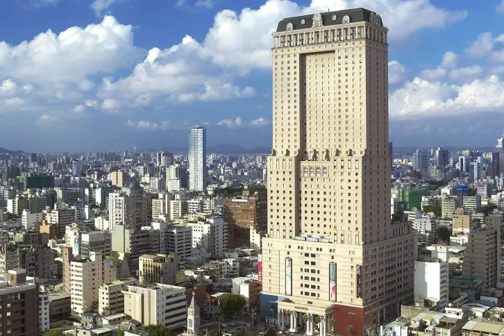 噁…漢神百貨精品櫃旁驚見「滿地黃金」！　民眾路過嚇壞「業者這樣說」